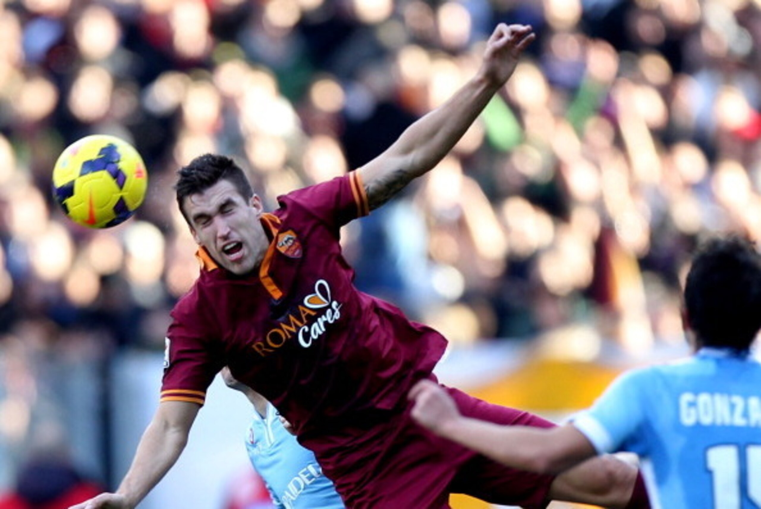 ROME, ITALY - FEBRUARY 09:  Kevin Strootman of AS Roma in action during the Serie A match between SS Lazio and AS Roma at Stadio Olimpico on February 9, 2014 in Rome, Italy.  (Photo by Paolo Bruno/Getty Images)