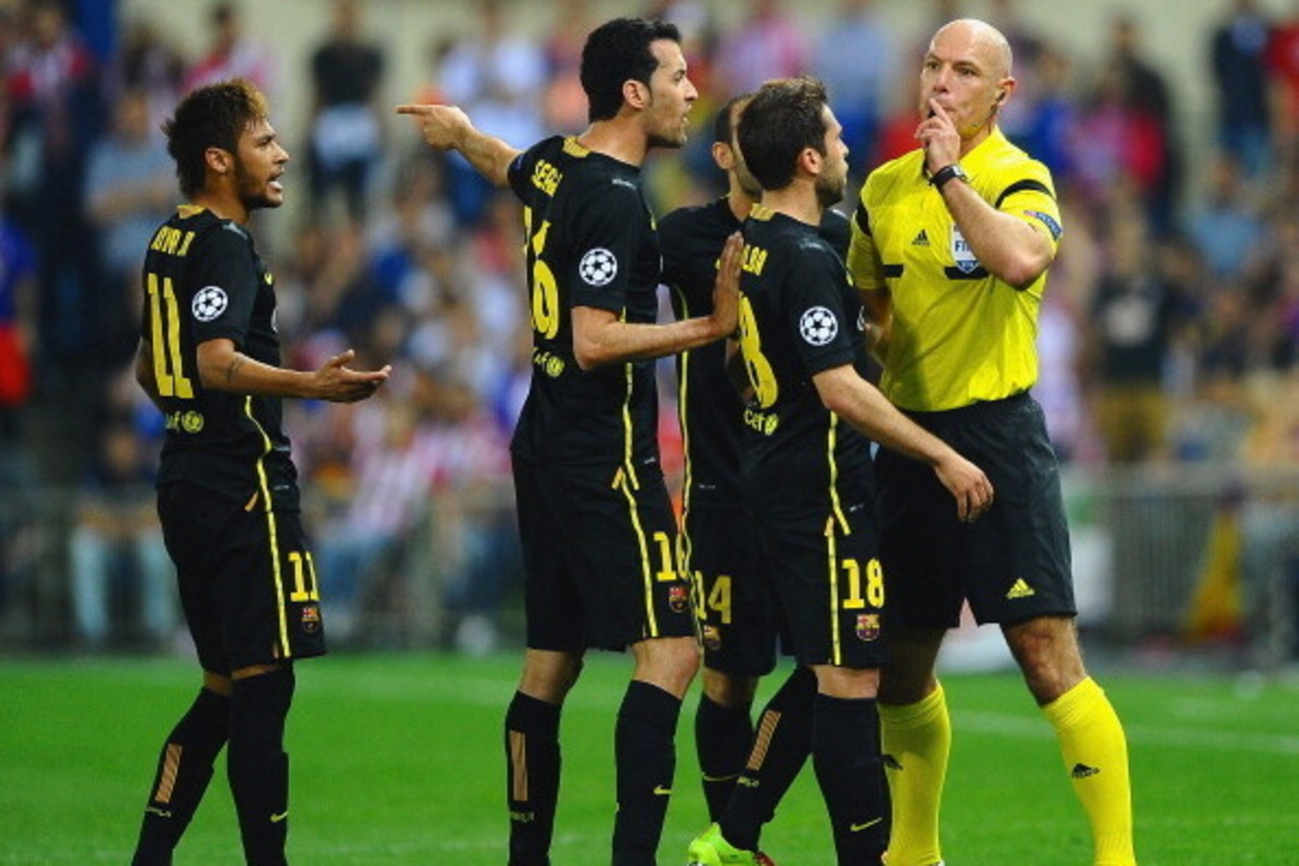MADRID, SPAIN - APRIL 09: Neymar, Sergio Busquets and Jordi Alba of Barcelona surround referee Howard Webb during the UEFA Champions League Quarter Final second leg match between Club Atletico de Madrid and FC Barcelona at Vicente Calderon Stadium on Apri