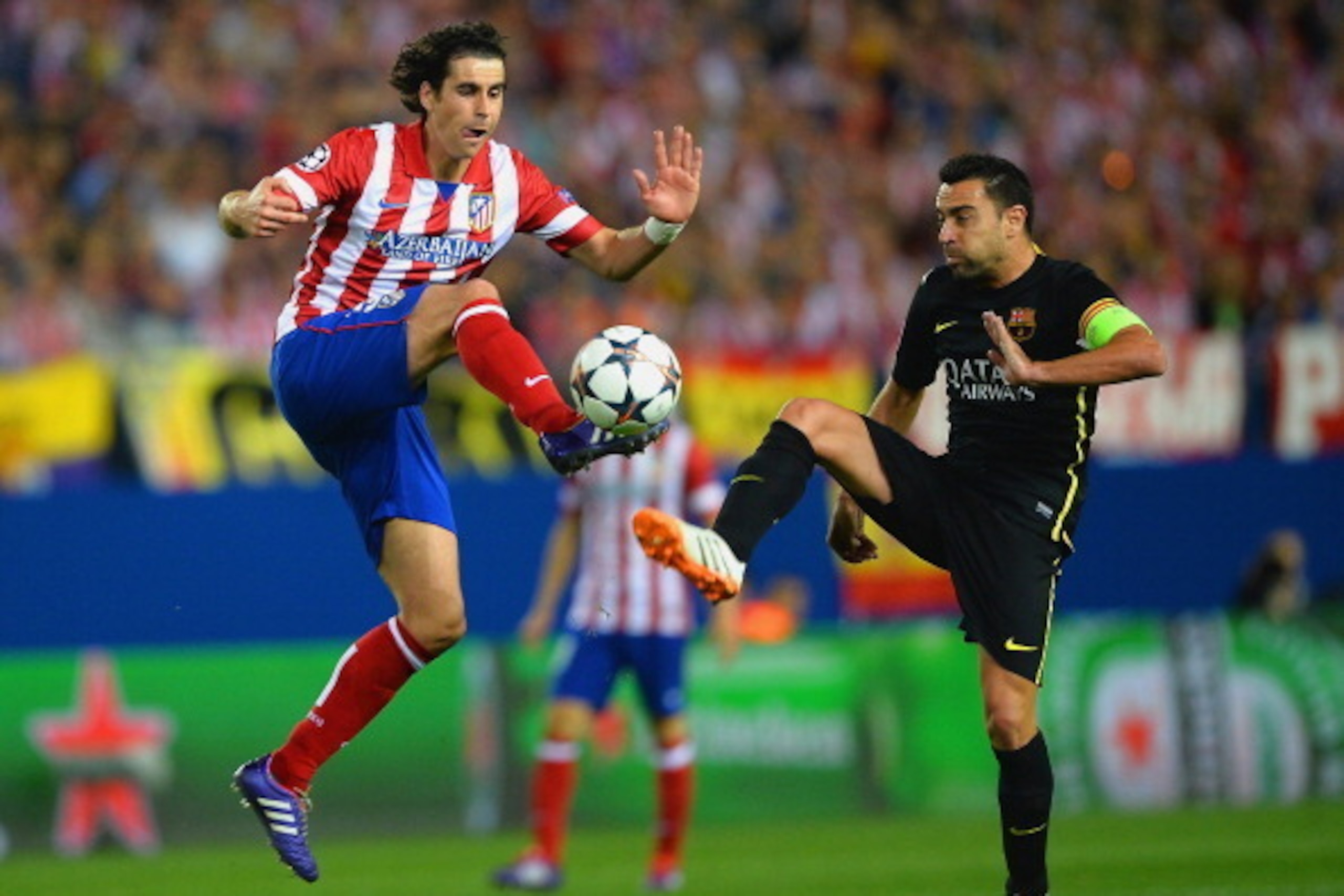 MADRID, SPAIN - APRIL 09:  Tiago of Club Atletico de Madrid controls the ball under pressure from Xavi of Barcelona during the UEFA Champions League Quarter Final second leg match between Club Atletico de Madrid and FC Barcelona at Vicente Calderon Stadiu