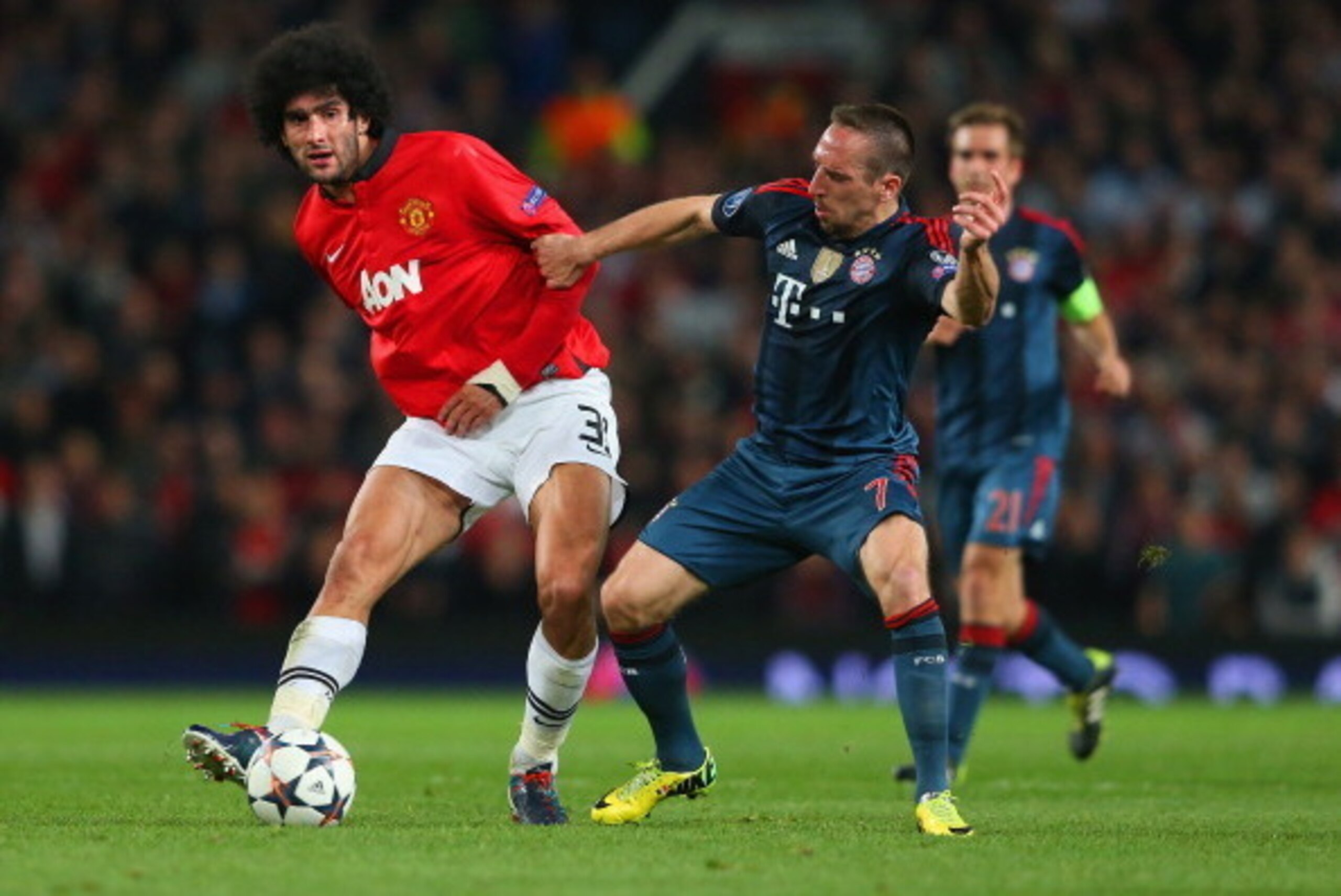MANCHESTER, ENGLAND - APRIL 01:  Marouane Fellaini of Manchester United and Franck Ribery of Bayern Muenchen battle for the ball during the UEFA Champions League Quarter Final first leg match between Manchester United and FC Bayern Muenchen at Old Traffor