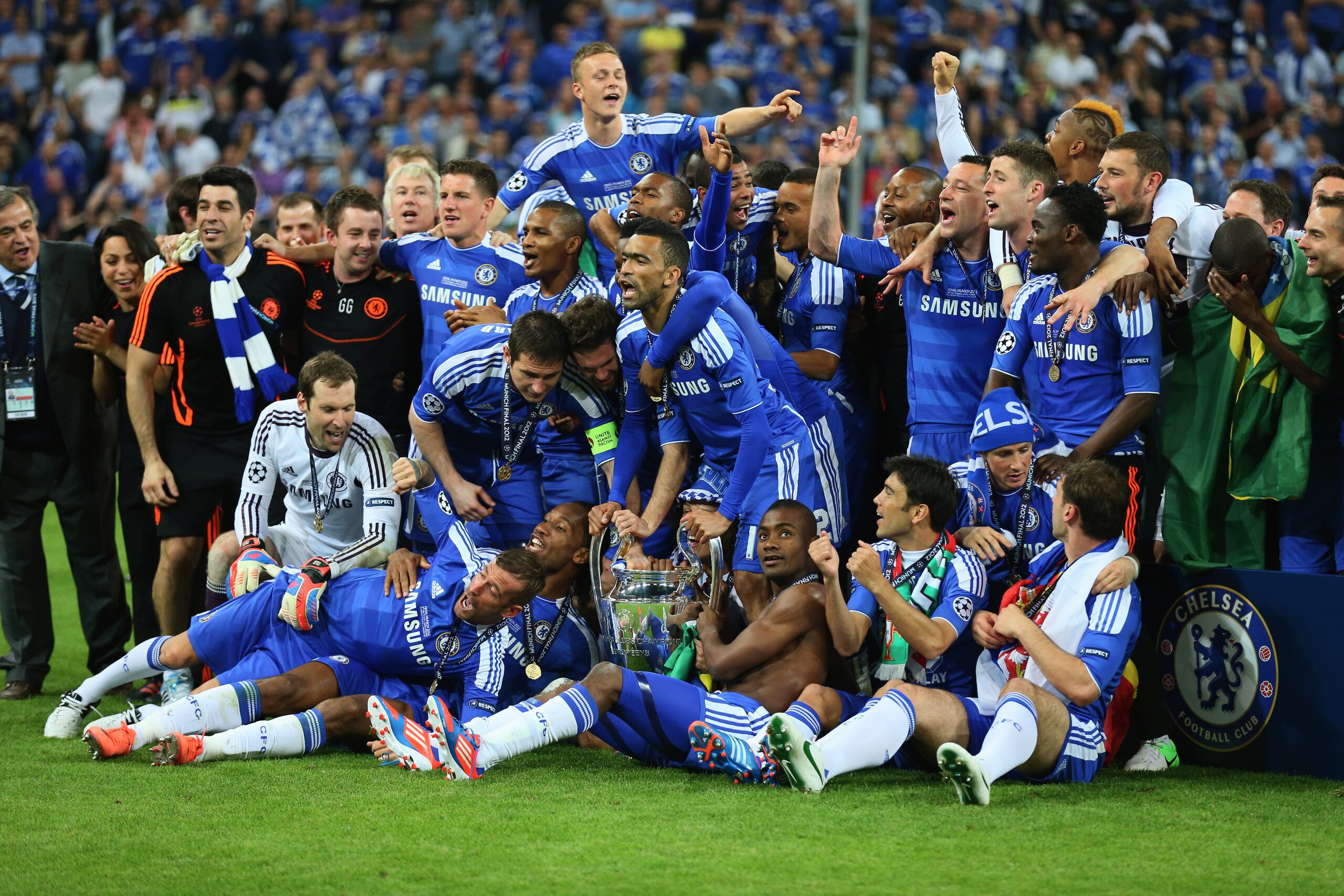 MUNICH, GERMANY - MAY 19:  Chelsea players celebrate with the trophy after their victory in the UEFA Champions League Final between FC Bayern Muenchen and Chelsea at the Fussball Arena München on May 19, 2012 in Munich, Germany.  (Photo by Alex Livesey/Ge