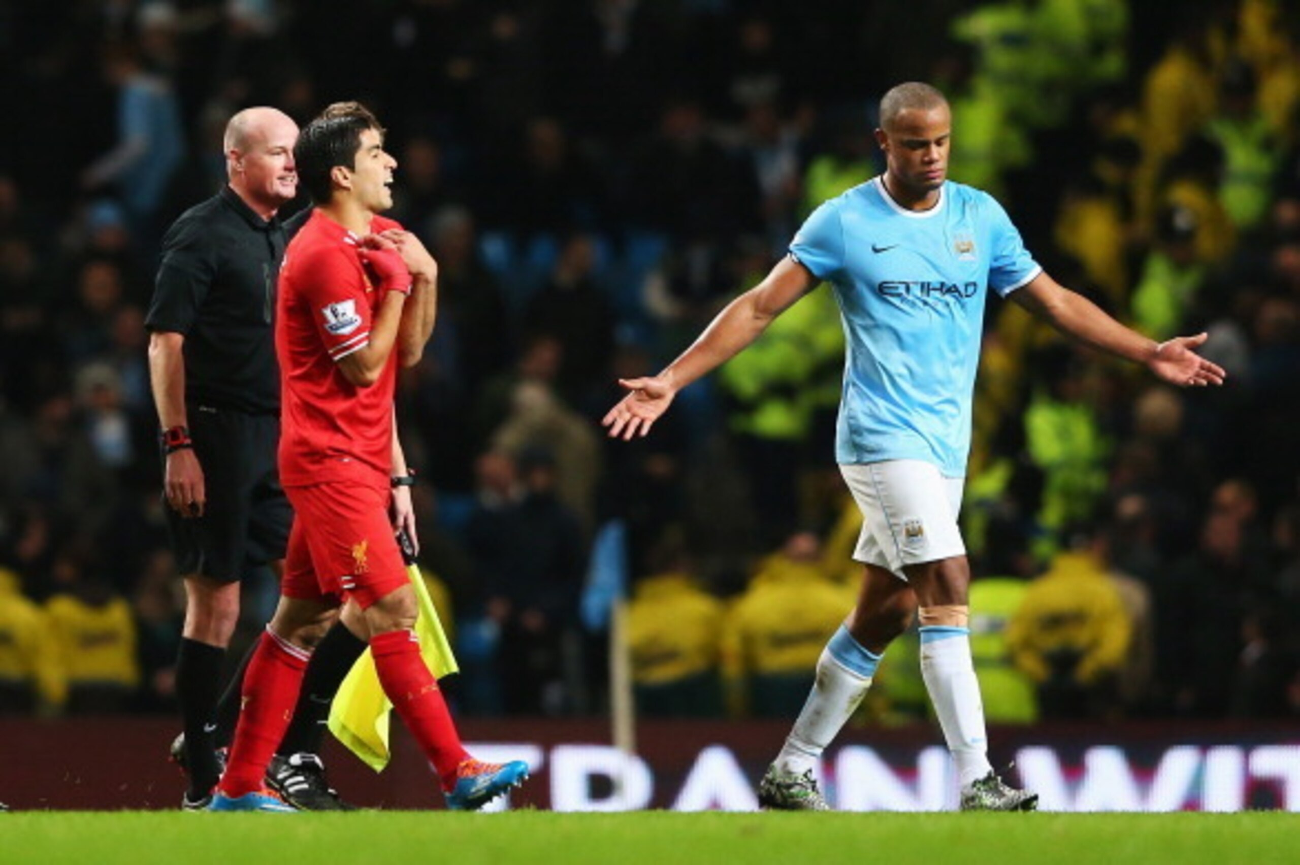 MANCHESTER, ENGLAND - DECEMBER 26:  Luis Suarez of Liverpool talks to Vincent Kompany of Manchester City as they walk off for half time during the Barclays Premier League match between Manchester City and Liverpool at Etihad Stadium on December 26, 2013 i