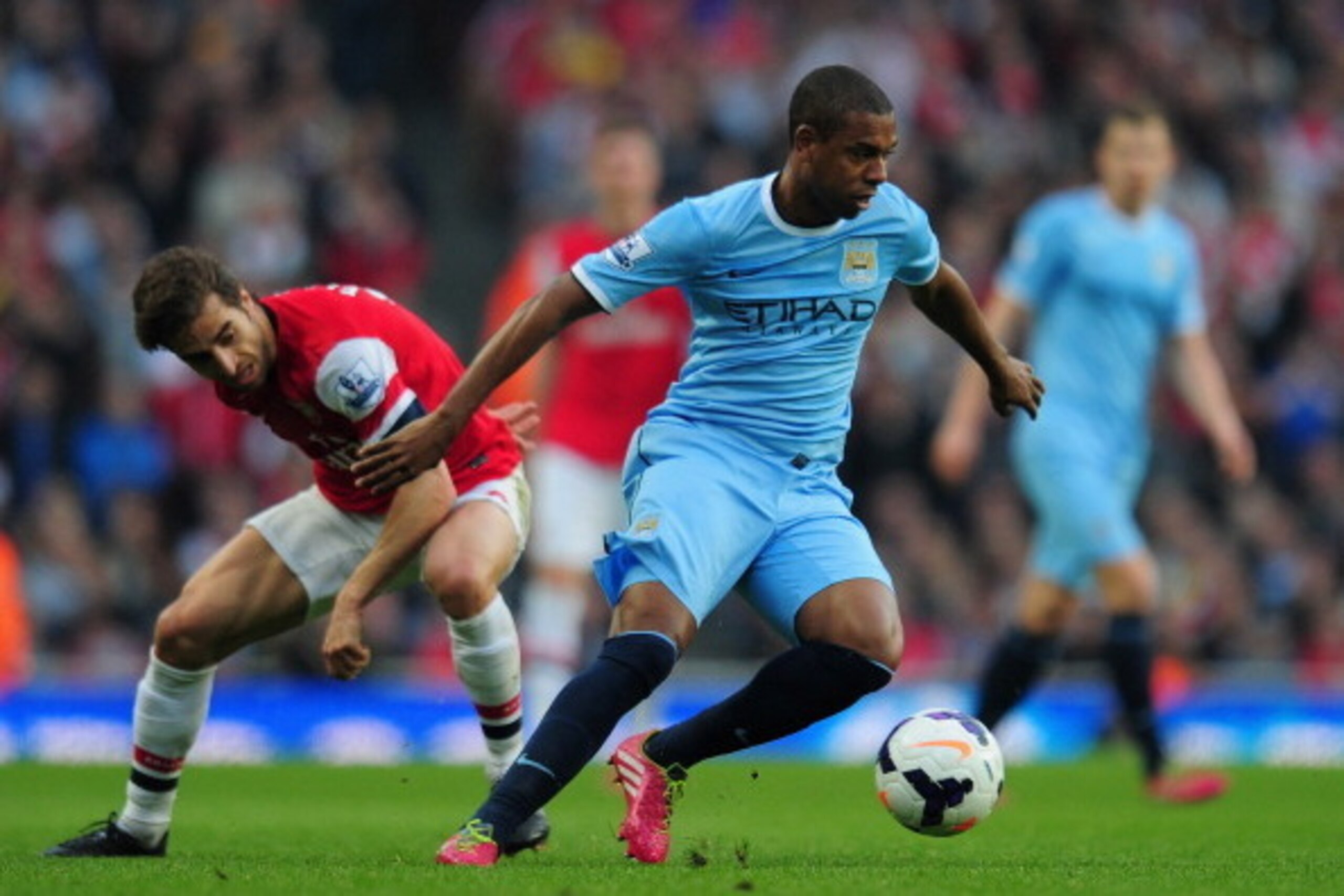 LONDON, ENGLAND - MARCH 29:  Fernandinho of Manchester City and Mathieu Flamini of Arsenal compete for the ball during the Barclays Premier League match between Arsenal and Manchester City at Emirates Stadium on March 29, 2014 in London, England.  (Photo 