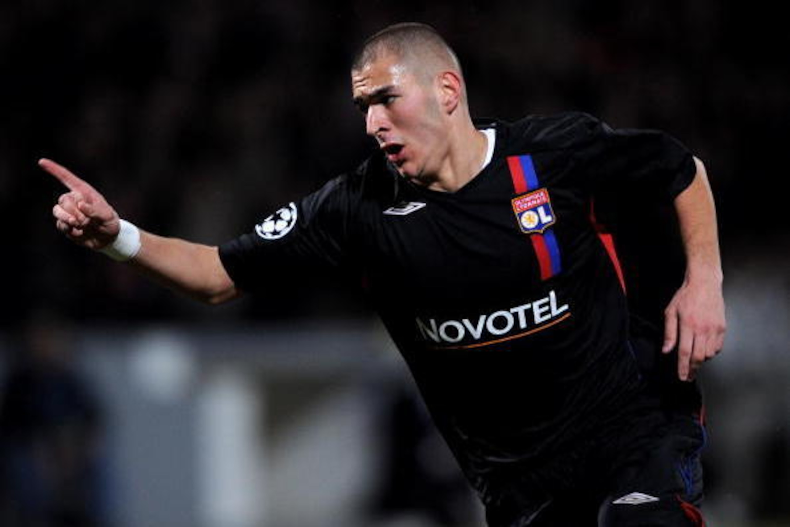 LYON, FRANCE - FEBRUARY 20: Karim Benzema of Lyon celebrates after scoring during the UEFA Champions League first knockout round, first leg match between Lyon and Manchester United at the Stade Gerland on February 20, 2008 in Lyon, France. (Photo by Sha LYON, FRANCE - FEBRUARY 20: Karim Benzema of Lyon celebrates after scoring during the UEFA Champions League first knockout round, first leg match between Lyon and Manchester United at the Stade Gerland on February 20, 2008 in Lyon, France. (Photo by Sha