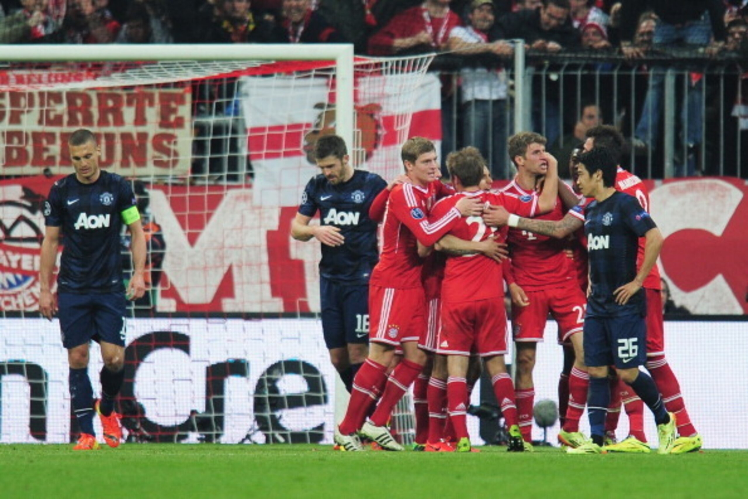 MUNICH, GERMANY - APRIL 09:  Thomas Mueller of Bayern Muenchen celebrates scoring his team's second goal with team mates during the UEFA Champions League Quarter Final second leg match between FC Bayern Muenchen and Manchester United at Allianz Arena on A