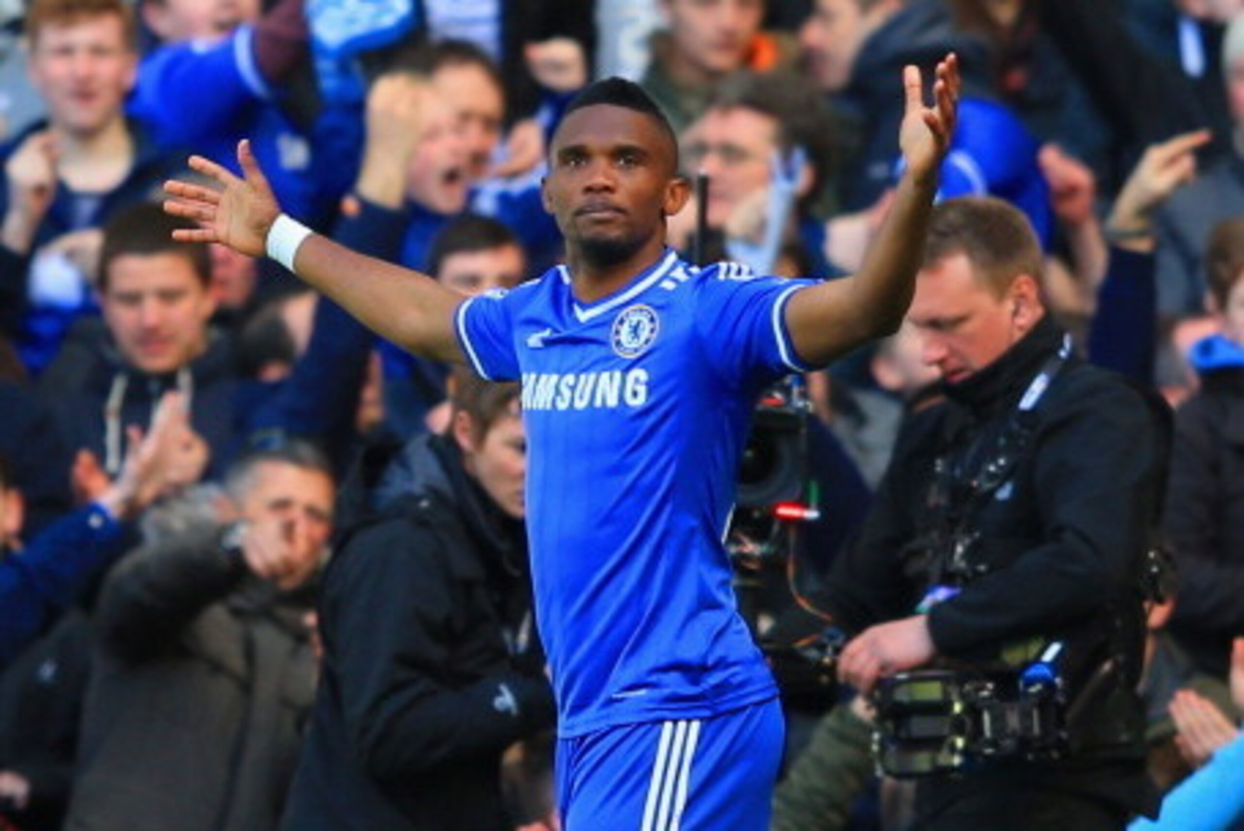 LONDON, ENGLAND - MARCH 22:  Samuel Eto'o of Chelsea celebrates scoring the opening goal uring the Barclays Premier League match between Chelsea and Arsenal at Stamford Bridge on March 22, 2014 in London, England.  (Photo by Richard Heathcote/Getty Images