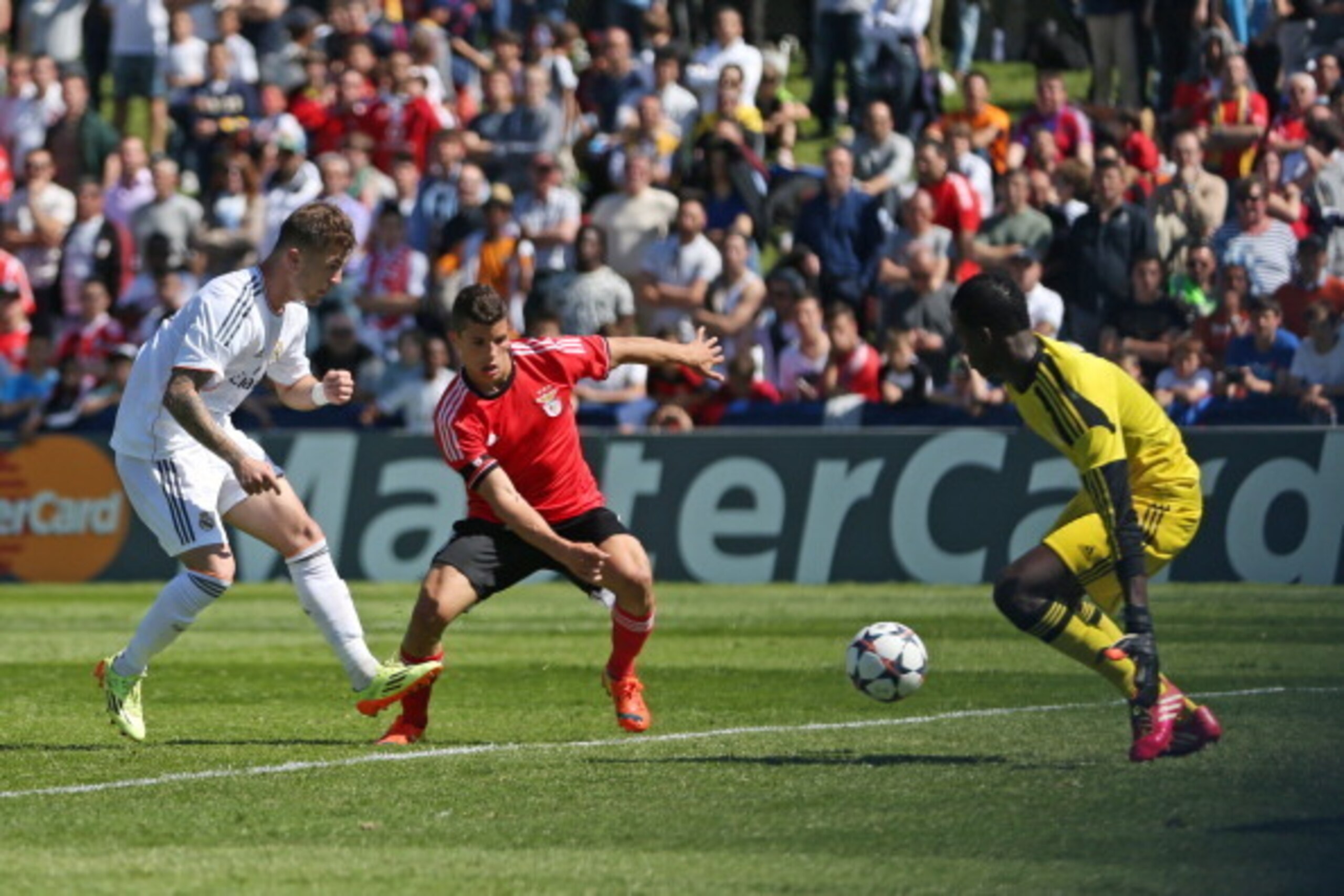 NYON, SWITZERLAND - APRIL 11: Agoney Gonzalez of Real Madrid (L) fails to score against Rafael Ramos (M) and goalkeeper Thierry Graca of SL Benfica during the UEFA Youth League Semi Final match between Real Madrid and Benfica Lisbon at Colovray Stadion on