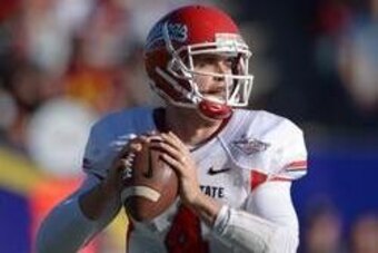 Dec 21, 2013; Las Vegas, NV, USA; Fresno State Bulldogs quarterback Derek Carr (4) throws a pass against the Southern California Trojans in the Las Vegas Bowl at Sam Boyd Stadium. Mandatory Credit: Kirby Lee-USA TODAY Sports