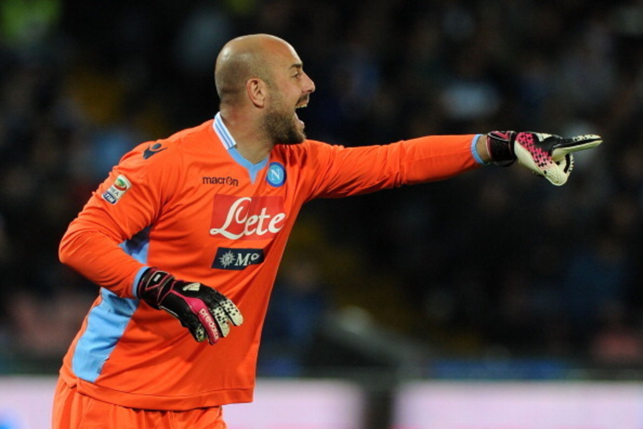NAPLES, ITALY - MARCH 23:  Pepe Reina of Napoli in action during the Serie A match between SSC Napoli and ACF Fiorentina at Stadio San Paolo on March 23, 2014 in Naples, Italy.  (Photo by Giuseppe Bellini/Getty Images)