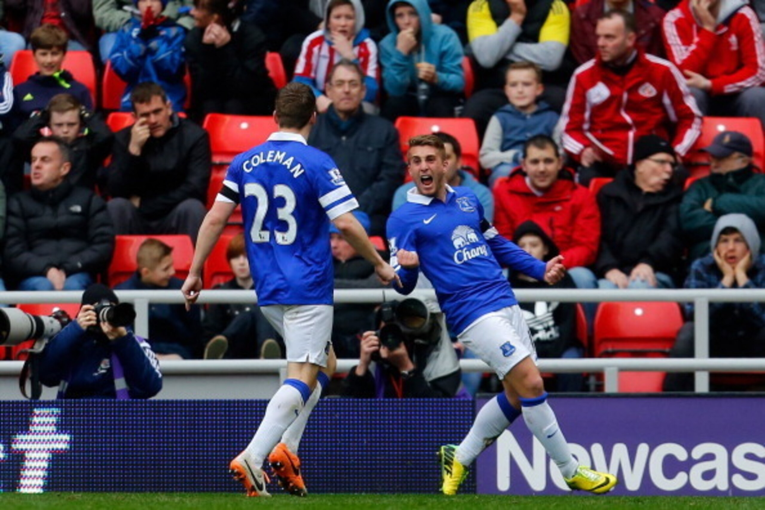 SUNDERLAND, ENGLAND - APRIL 12: Gerard Deulofeu (R) of Everton celebrates his team's goal with team-mate Seamus Coleman during the Barclays Premier League match between Sunderland and Everton at the Stadium of Light on April 12, 2014 in Sunderland, Englan