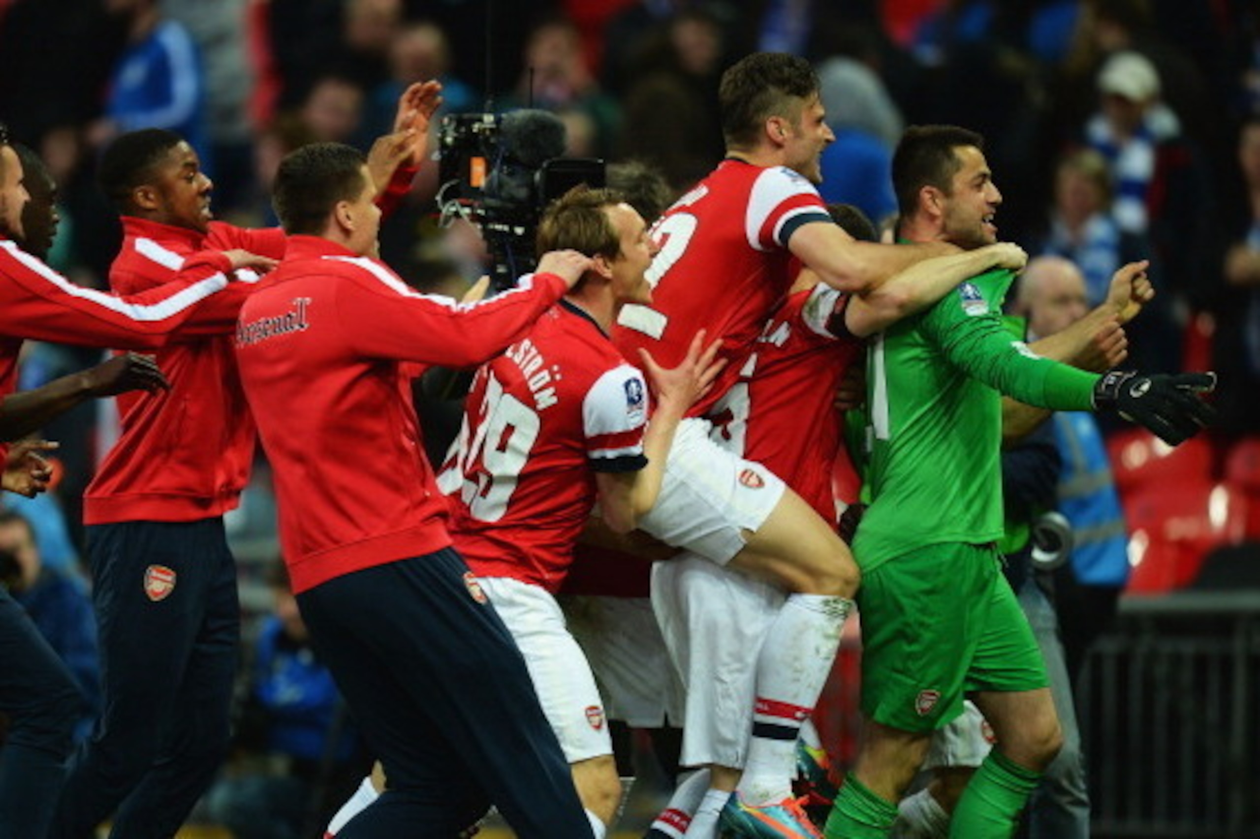 LONDON, ENGLAND - APRIL 12:  Olivier Giroud and Lukasz Fabianski of Arsenal celebratesduring the FA Cup Semi-Final match between Wigan Athletic and Arsenal at Wembley Stadium on April 12, 2014 in London, England.  (Photo by Mike Hewitt/Getty Images)