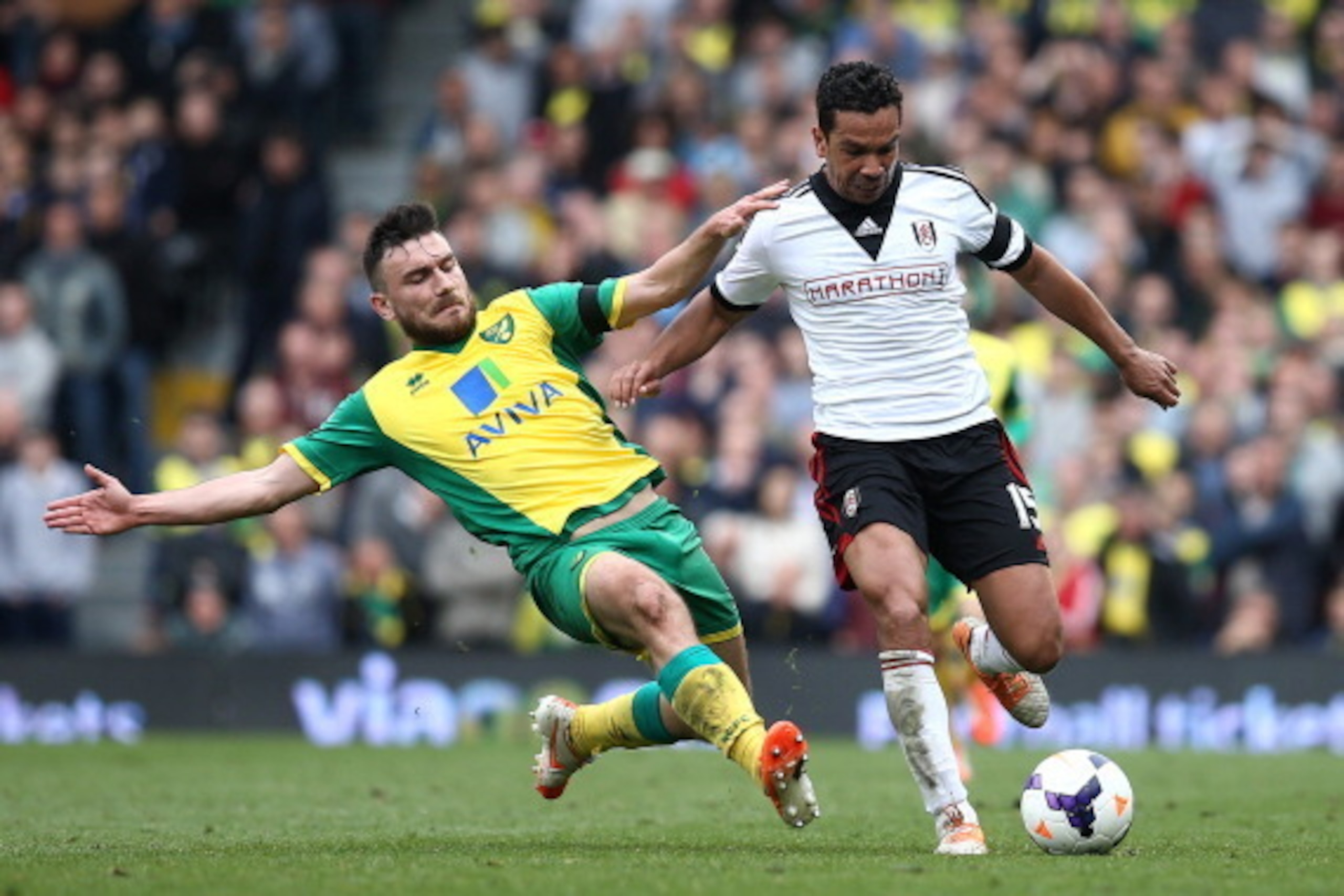 LONDON, ENGLAND - APRIL 12: Robert Snodgrass of Norwich fouls Kieran Richardson of Fulham during the Barclays Premier League match between Fulham and Norwich City at Craven Cottage on April 12, 2014 in London, England. (Photo by Charlie Crowhurst/Getty Im
