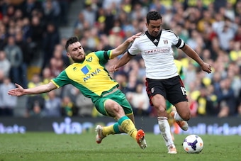 LONDON, ENGLAND - APRIL 12: Robert Snodgrass of Norwich fouls Kieran Richardson of Fulham during the Barclays Premier League match between Fulham and Norwich City at Craven Cottage on April 12, 2014 in London, England. (Photo by Charlie Crowhurst/Getty Im LONDON, ENGLAND - APRIL 12: Robert Snodgrass of Norwich fouls Kieran Richardson of Fulham during the Barclays Premier League match between Fulham and Norwich City at Craven Cottage on April 12, 2014 in London, England. (Photo by Charlie Crowhurst/Getty Im
