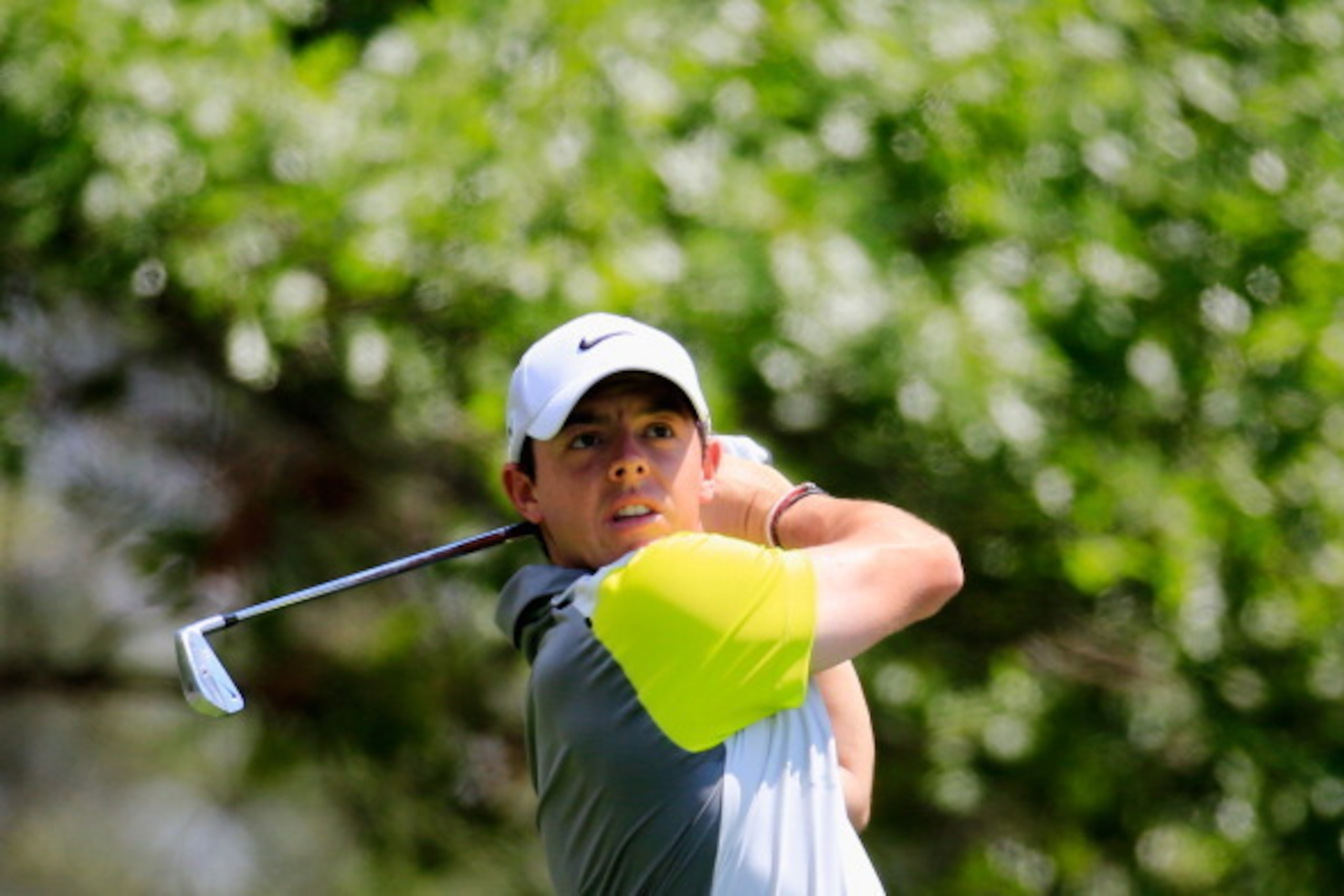 AUGUSTA, GA - APRIL 13:  Rory McIlroy of Northern Ireland hits his tee shot on the fourth hole during the final round of the 2014 Masters Tournament at Augusta National Golf Club on April 13, 2014 in Augusta, Georgia.  (Photo by Rob Carr/Getty Images)
