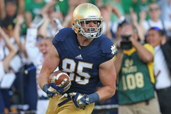 SOUTH BEND, IN - SEPTEMBER 28:  Troy Niklas #85 of the Notre Dame Fighting Irish celebrates his touchdown catch against the Oklahoma Sooners at Notre Dame Stadium on September 28, 2013 in South Bend, Indiana. Oklahoma defeated Notre Dame 35-21.  (Photo by