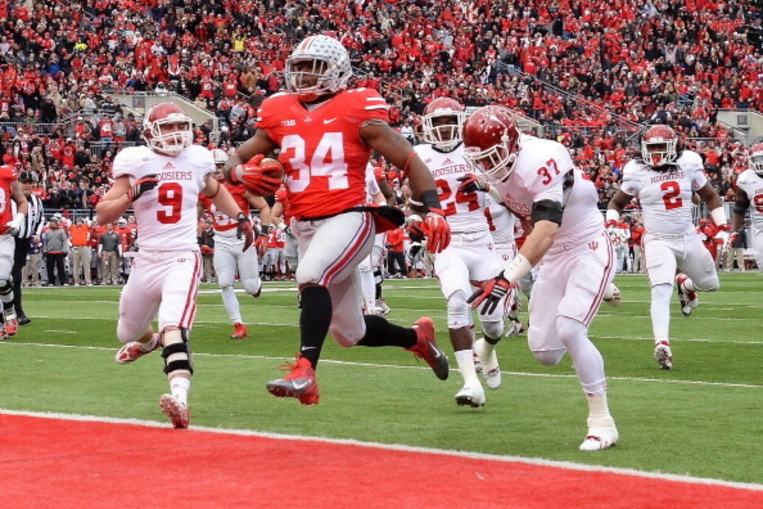 COLUMBUS, OH - NOVEMBER 23:  Carlos Hyde #34 of the Ohio State Buckeyes completes a 16-yard run for a touchdown in the first quarter against the Indiana Hoosiers at Ohio Stadium on November 23, 2013 in Columbus, Ohio.  (Photo by Jamie Sabau/Getty Images)