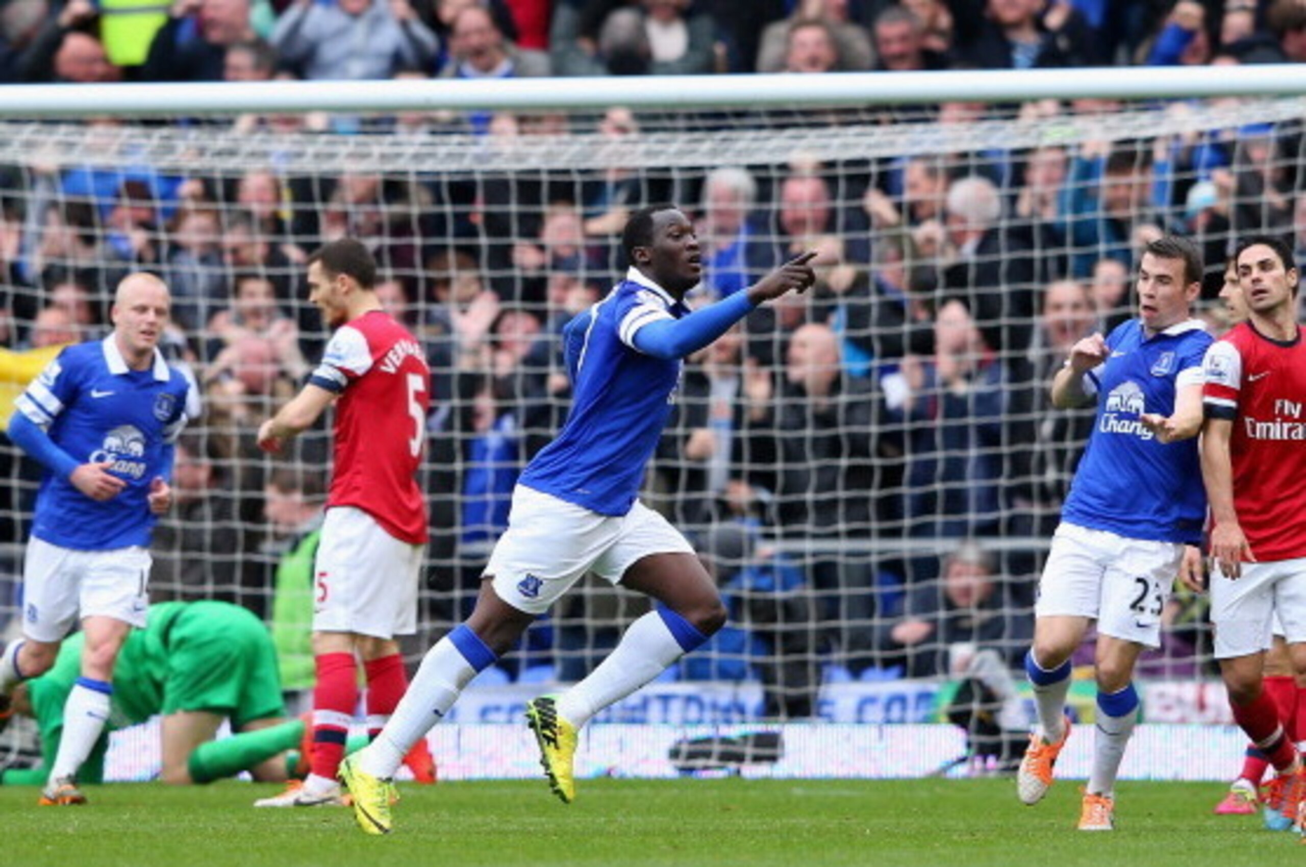 LIVERPOOL, ENGLAND - APRIL 06:  Romelu Lukaku of Everton celebrates scoring the second goal during the Barclays Premier League match between Everton and Arsenal at Goodison Park on April 6, 2014 in Liverpool, England.  (Photo by Alex Livesey/Getty Images)