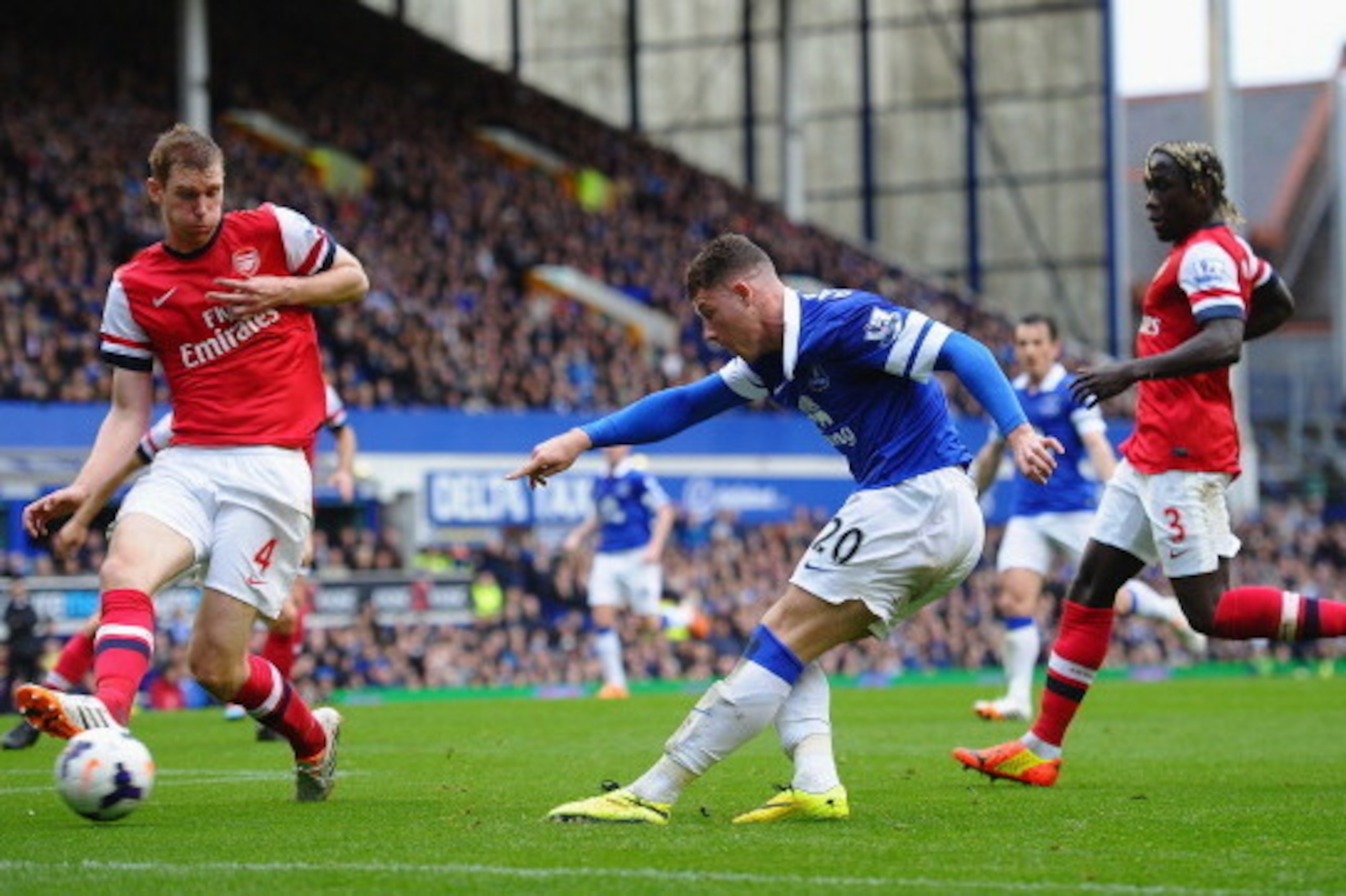 LIVERPOOL, ENGLAND - APRIL 06:  Ross Barkley of Everton shoots at goal during the Barclays Premier League match between Everton and Arsenal at Goodison Park on April 6, 2014 in Liverpool, England.  (Photo by Laurence Griffiths/Getty Images)