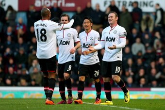 LONDON, ENGLAND - MARCH 22:  (R-L) Wayne Rooney of Manchester United is congratulated by teammates Shinji Kagawa, Juan Mata and Ashley Young after scoring his team's second goal during the Barclays Premier League match between West Ham United and Manchest