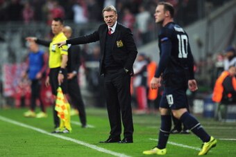 MUNICH, GERMANY - APRIL 09:  David Moyes, manager of Manchester United gives instructions to Wayne Rooney during the UEFA Champions League Quarter Final second leg match between FC Bayern Muenchen and Manchester United at Allianz Arena on April 9, 2014 in