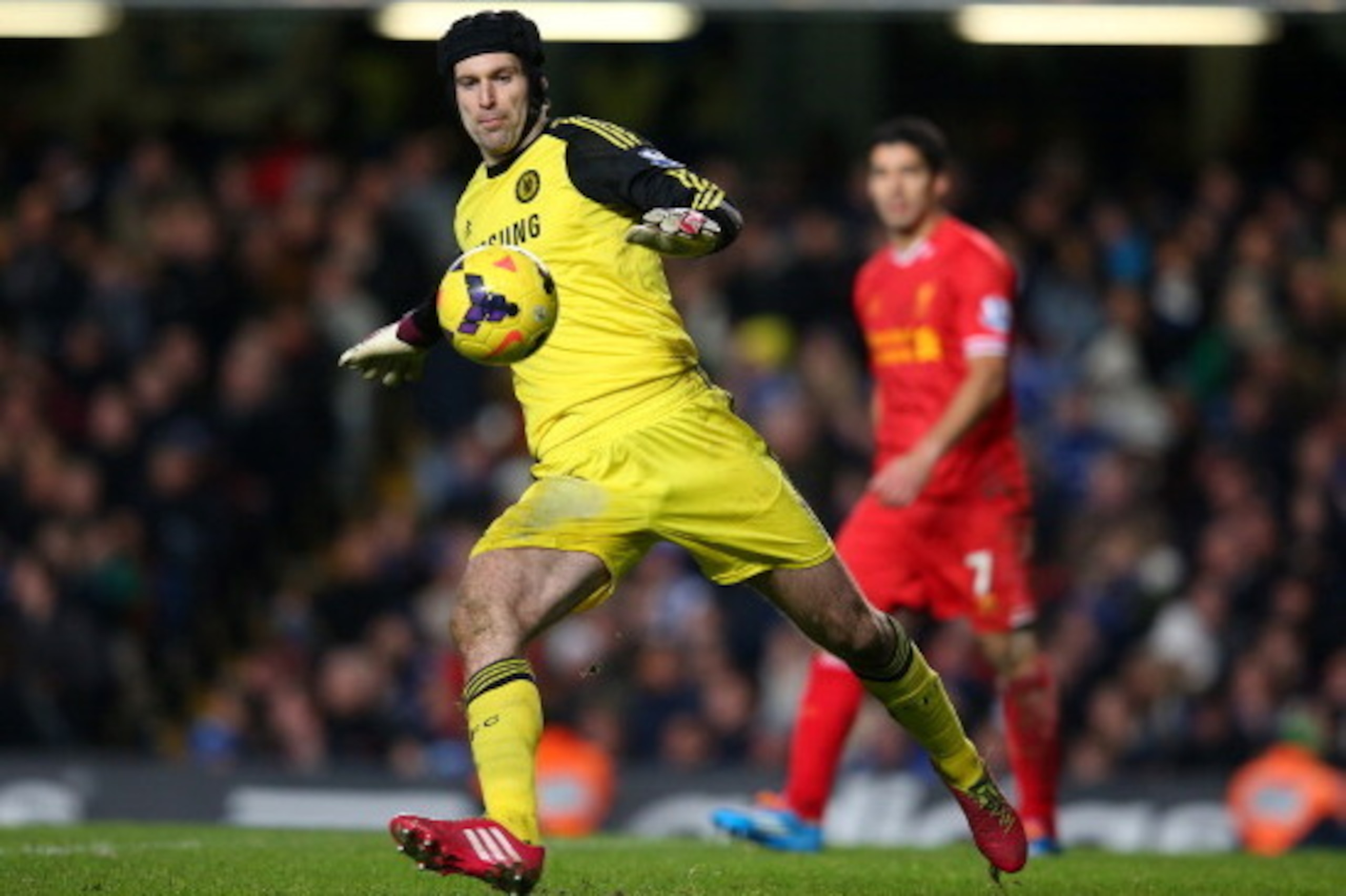 LONDON, ENGLAND - DECEMBER 29:  Goalkeeper Petr Cech of Chelsea in action during the Barclays Premier League match between Chelsea and Liverpool at Stamford Bridge on December 29, 2013 in London, England.  (Photo by Julian Finney/Getty Images)