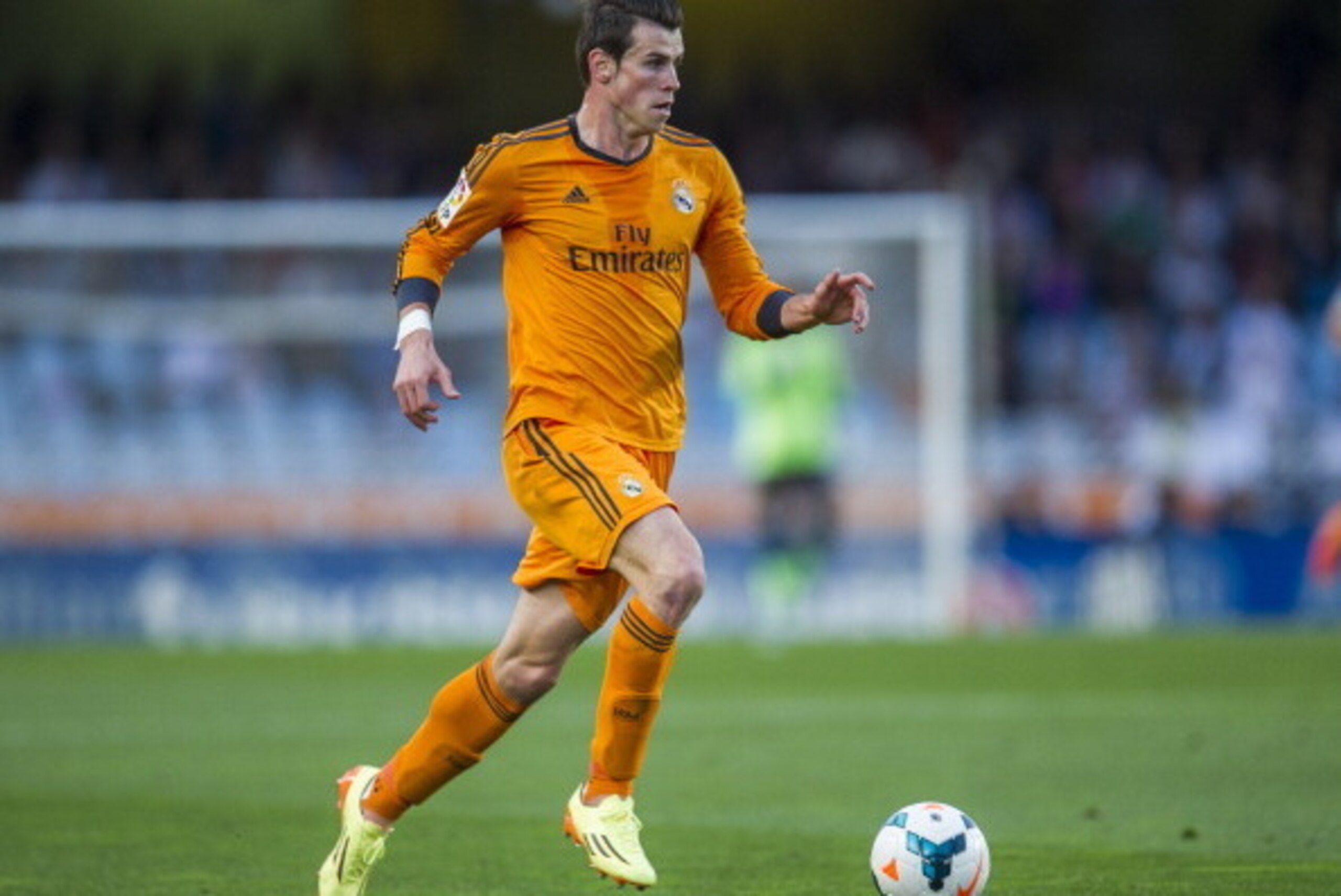 SAN SEBASTIAN, SPAIN - APRIL 05: Gareth Bale of Real Madrid controls the ball during the La Liga match between Real Sociedad and Real Madrid CF at Estadio Anoeta on April 5, 2014 in San Sebastian, Spain. (Photo by Juan Manuel Serrano Arce/Getty Images) SAN SEBASTIAN, SPAIN - APRIL 05: Gareth Bale of Real Madrid controls the ball during the La Liga match between Real Sociedad and Real Madrid CF at Estadio Anoeta on April 5, 2014 in San Sebastian, Spain. (Photo by Juan Manuel Serrano Arce/Getty Images)
