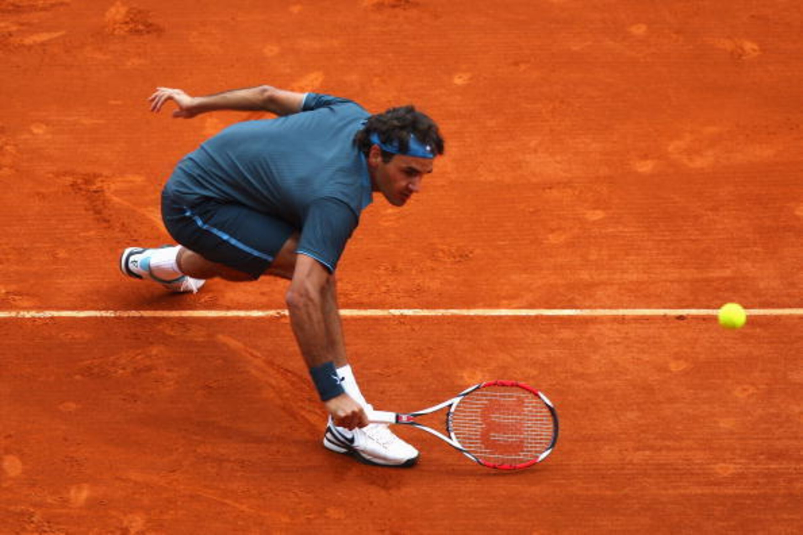 MONTE CARLO, MONACO - APRIL 16:  Roger Federer of Switzerland in action during his third round match against Stanislas Wawrinka of Switzerland during day four of the ATP Masters Series at the Monte Carlo Country Club on April 16, 2009 in Monte Carlo,Monac
