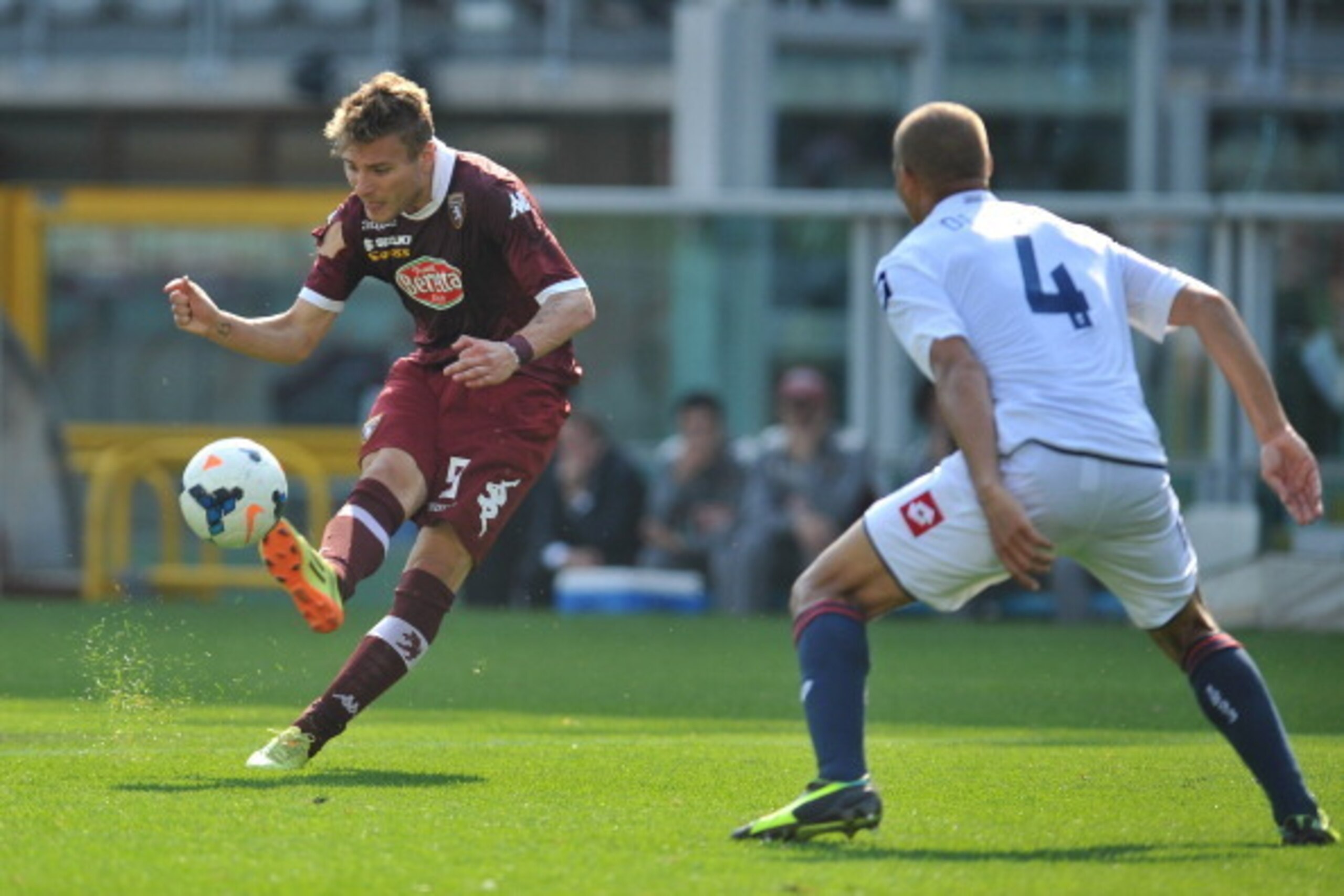TURIN, ITALY - APRIL 13:  Ciro Immobile (L) of Torino FC scores a goal during the Serie A match between Torino FC and Genoa CFC at Stadio Olimpico di Torino on April 13, 2014 in Turin, Italy.  (Photo by Valerio Pennicino/Getty Images)