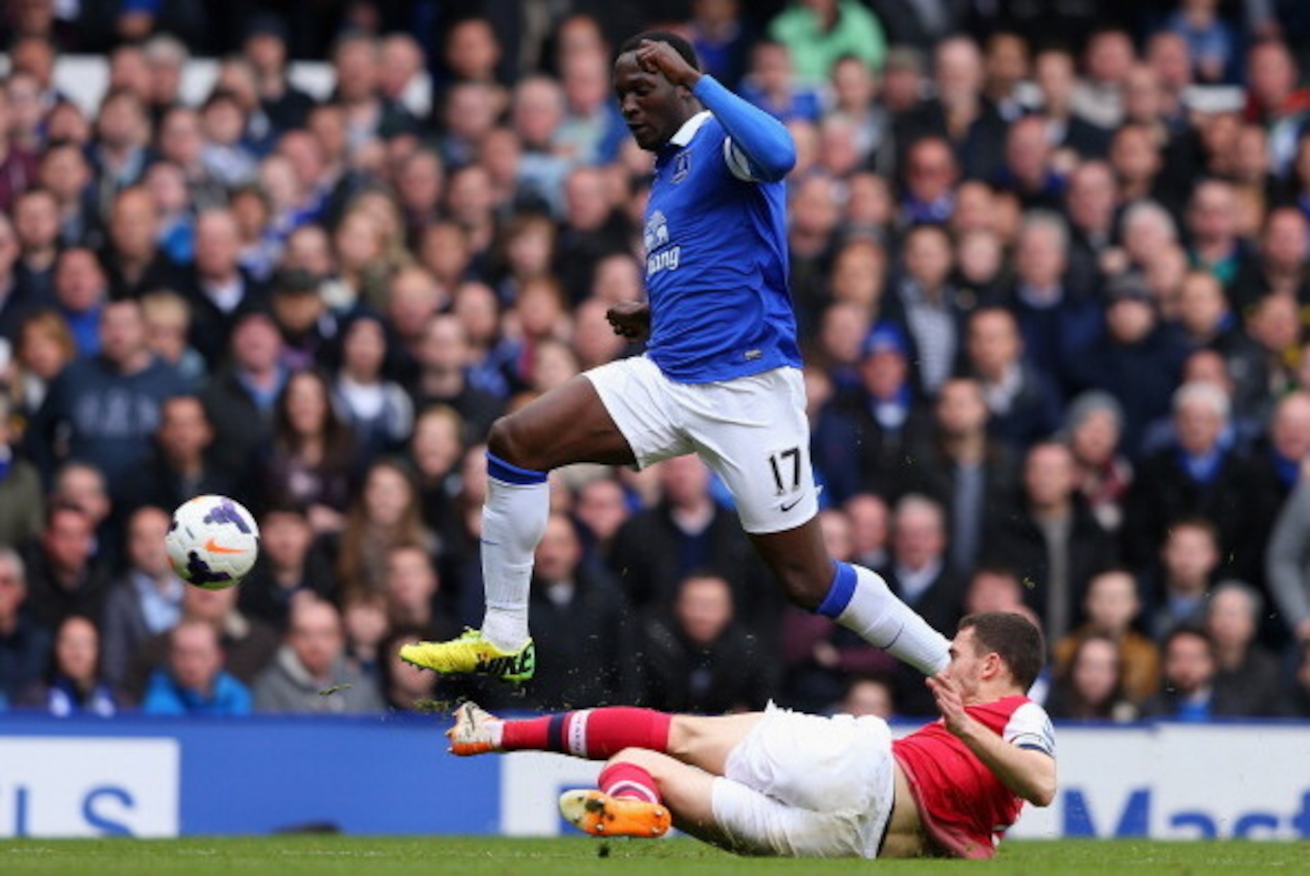 LIVERPOOL, ENGLAND - APRIL 06:  Thomas Vermaelen of Arsenal tackles Romelu Lukaku of Everton during the Barclays Premier League match between Everton and Arsenal at Goodison Park on April 6, 2014 in Liverpool, England.  (Photo by Alex Livesey/Getty Images