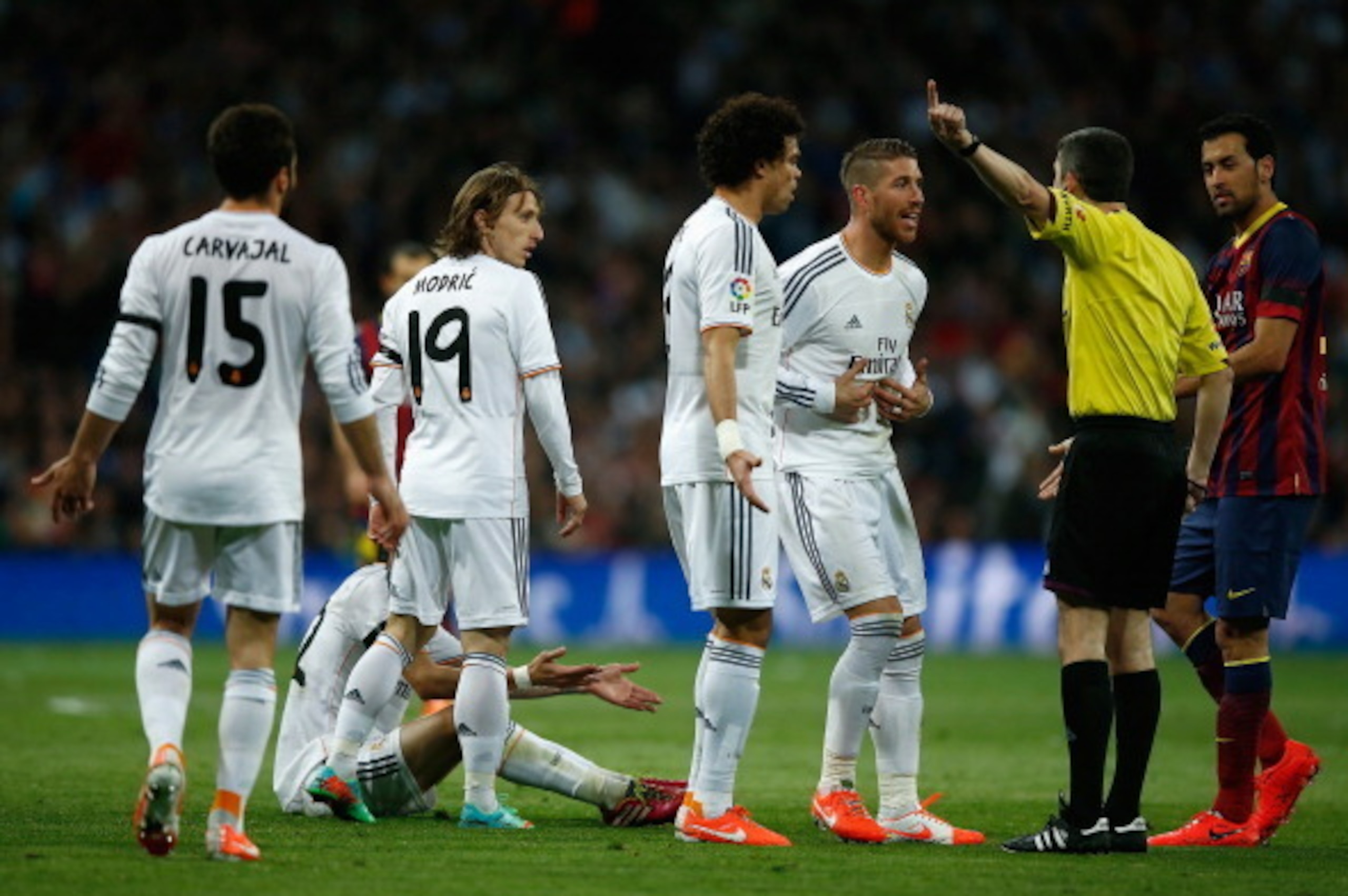 MADRID, SPAIN - MARCH 23:  Sergio Ramos of Real Madrid argues with referee Alberto Undiano Mallenco during the La Liga match between Real Madrid CF and FC Barcelona at the Bernabeu on March 23, 2014 in Madrid, Spain.  (Photo by Gonzalo Arroyo Moreno/Getty
