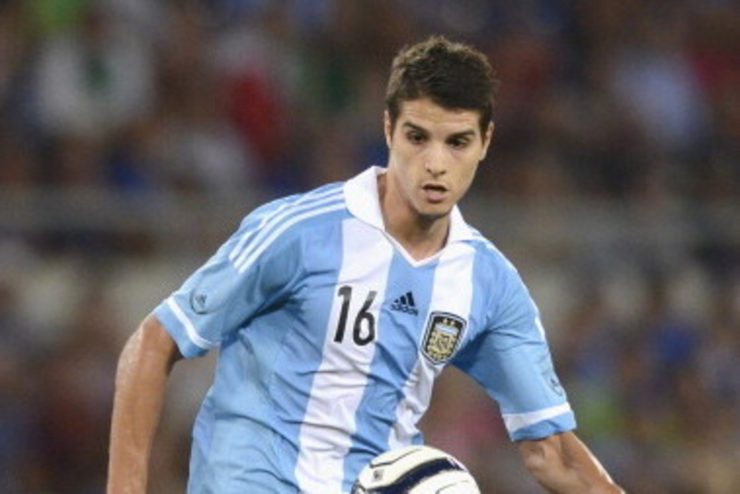 ROME, ITALY - AUGUST 14:  Erik Lamela of Argentina in action during the international friendly match between Italy v Argentina at Stadio Olimpico on August 14, 2013 in Rome, Italy.  (Photo by Claudio Villa/Getty Images)