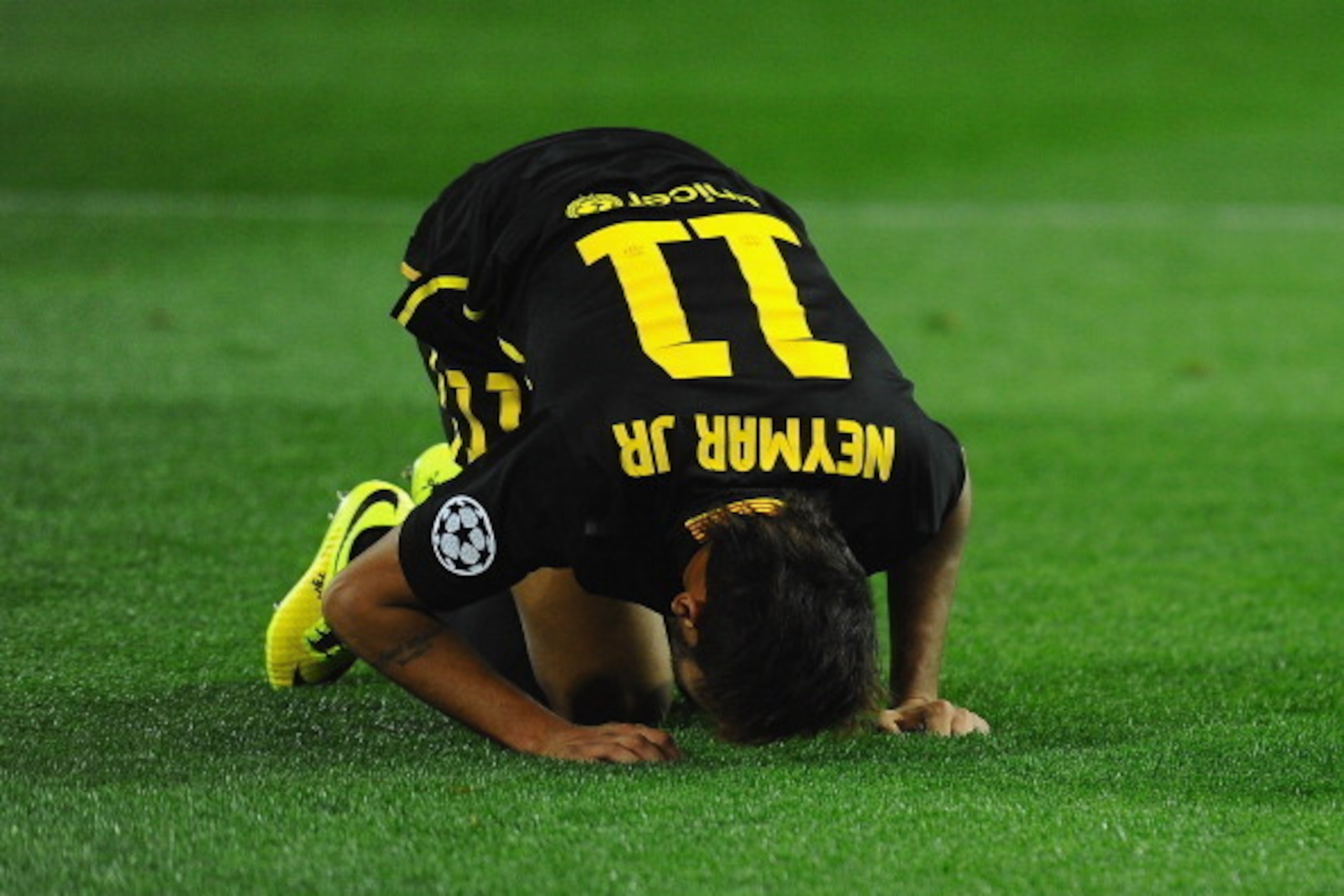 MADRID, SPAIN - APRIL 09:  Neymar of Barcelona goes to ground during the UEFA Champions League Quarter Final second leg match between Club Atletico de Madrid and FC Barcelona at Vicente Calderon Stadium on April 9, 2014 in Madrid, Spain.  (Photo by Lauren