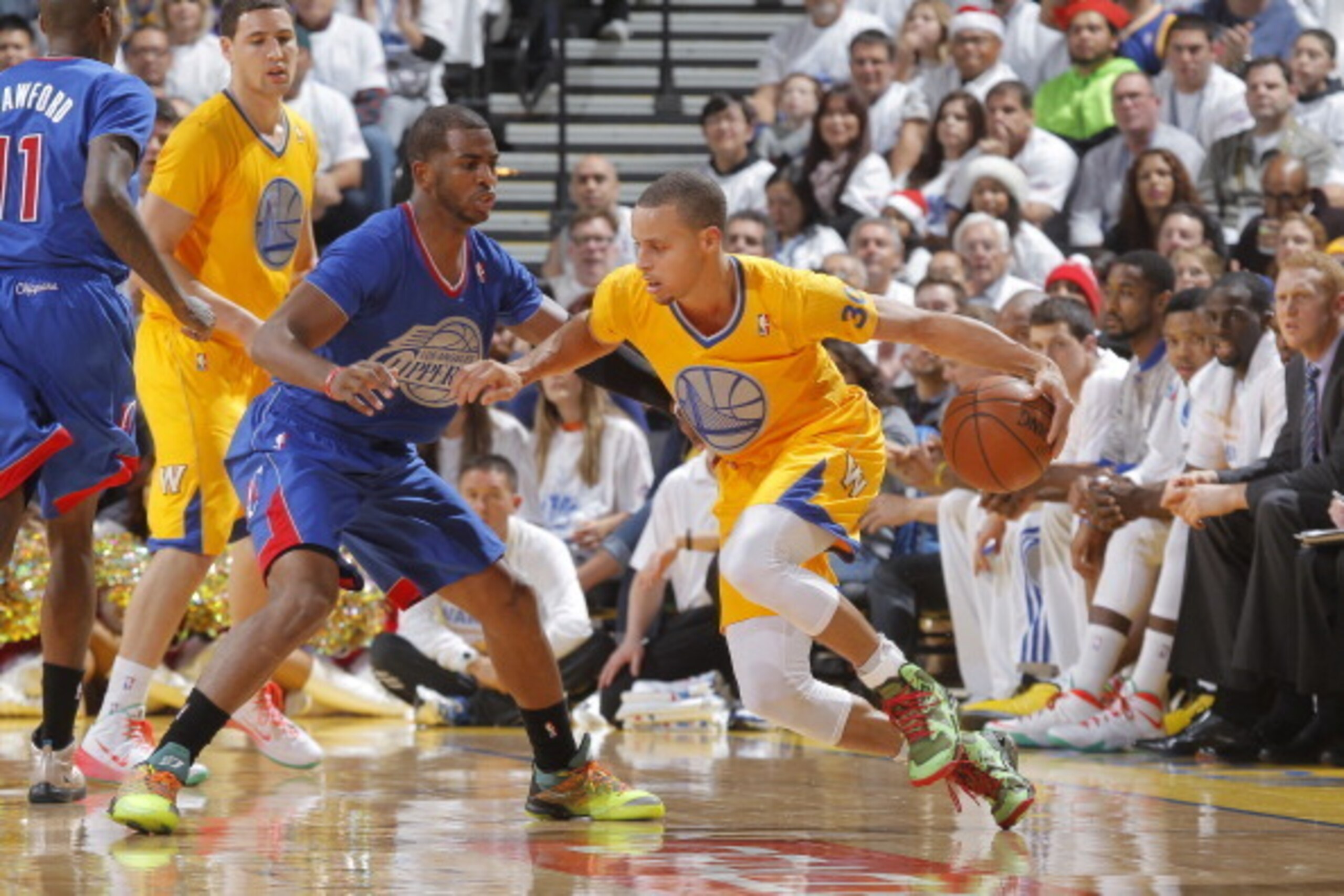 OAKLAND, CA - DECEMBER 25: Stephen Curry #30 of the Golden State Warriors handles the ball against Chris Paul #3 of the Los Angeles Clippers on December 25, 2013 at Oracle Arena in Oakland, California. NOTE TO USER: User expressly acknowledges and agrees OAKLAND, CA - DECEMBER 25: Stephen Curry #30 of the Golden State Warriors handles the ball against Chris Paul #3 of the Los Angeles Clippers on December 25, 2013 at Oracle Arena in Oakland, California. NOTE TO USER: User expressly acknowledges and agrees
