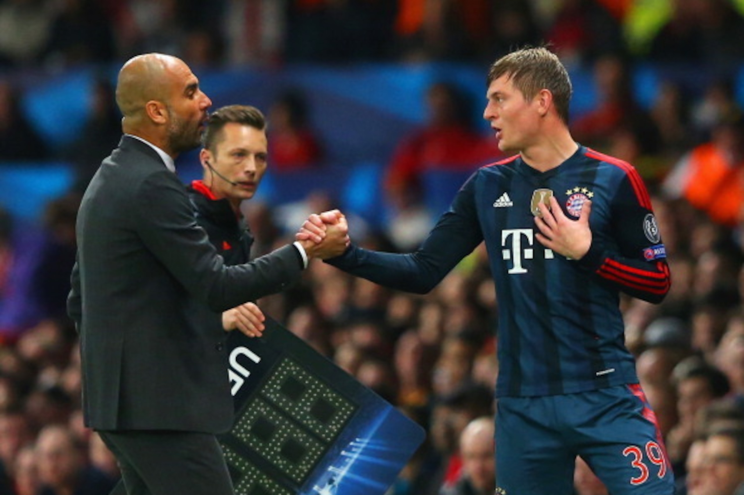 MANCHESTER, ENGLAND - APRIL 01:  Pep Guardiola head coach of Bayern Muenchen has words with Toni Kroos of Bayern Muenchen during the UEFA Champions League Quarter Final first leg match between Manchester United and FC Bayern Muenchen at Old Trafford on Ap