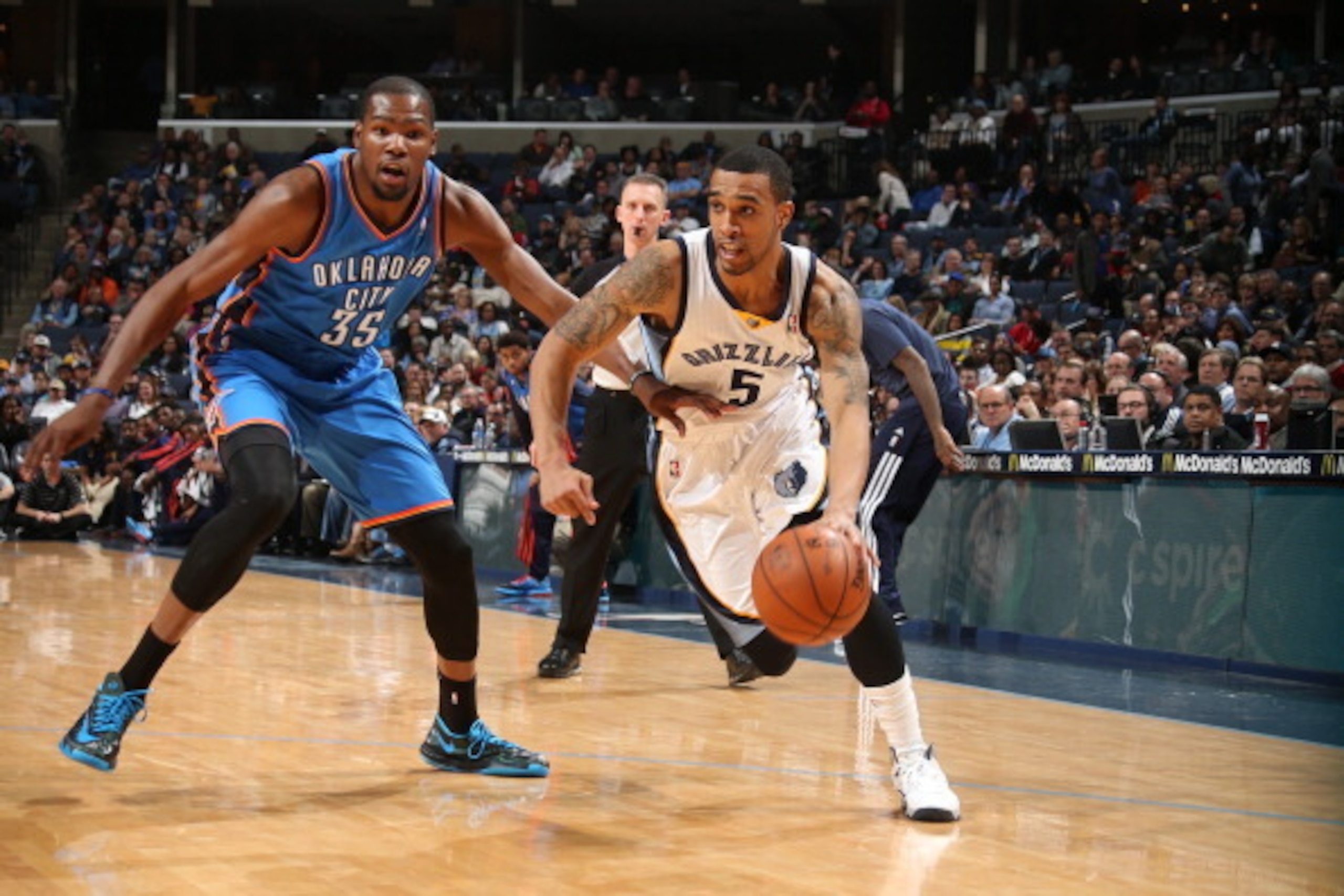 MEMPHIS, TN - JANUARY 14: Courtney Lee #5 of the Memphis Grizzlies drives to the basket against Kevin Durant #35 of the Oklahoma City Thunder on January 14, 2014 at FedExForum in Memphis, Tennessee. NOTE TO USER: User expressly acknowledges and agrees tha