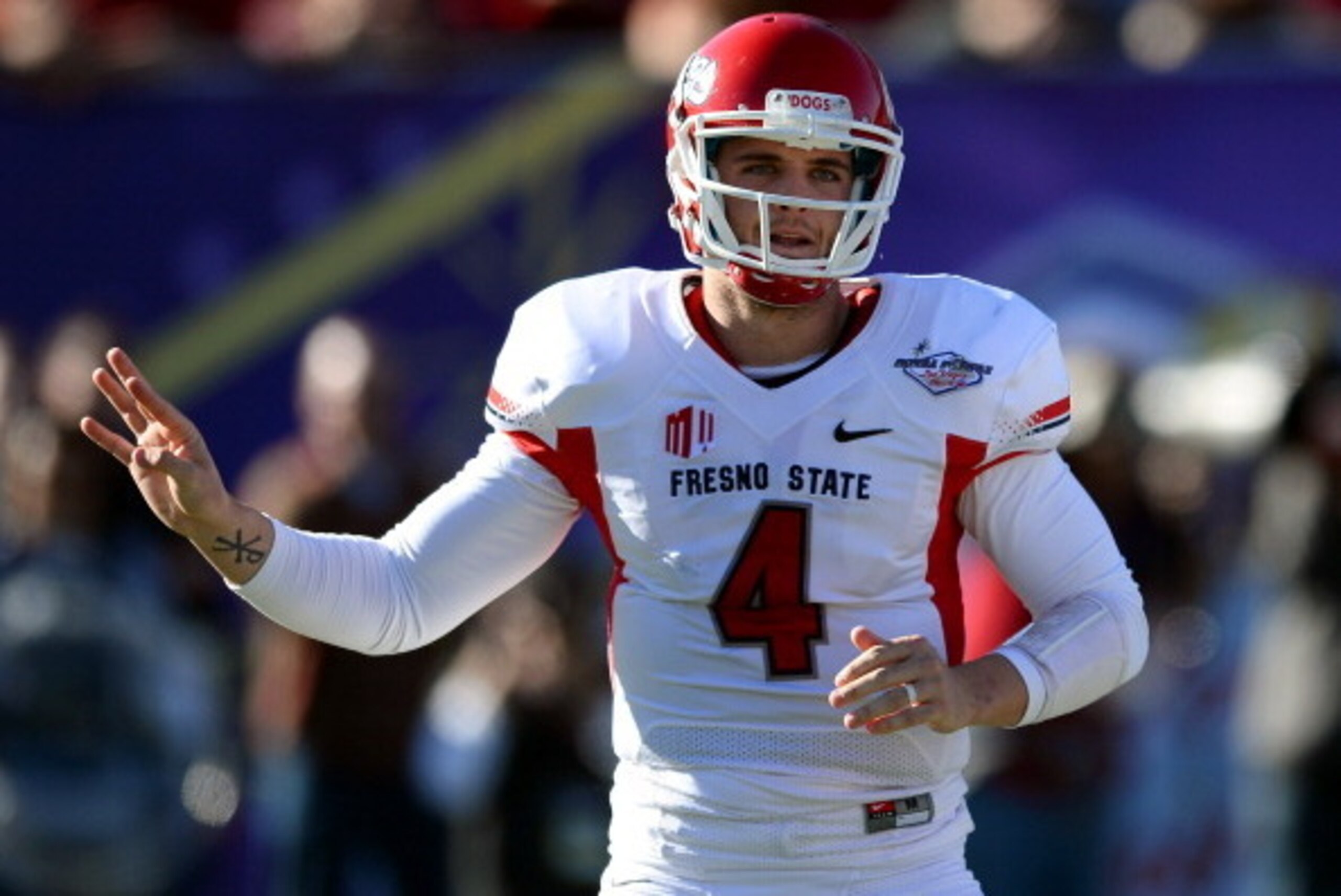 LAS VEGAS, NV - DECEMBER 21:  Quarterback Derek Carr #4 of the Fresno State Bulldogs signals teammates during the team's game against the USC Trojans in the Royal Purple Las Vegas Bowl at Sam Boyd Stadium on December 21, 2013 in Las Vegas, Nevada. USC won