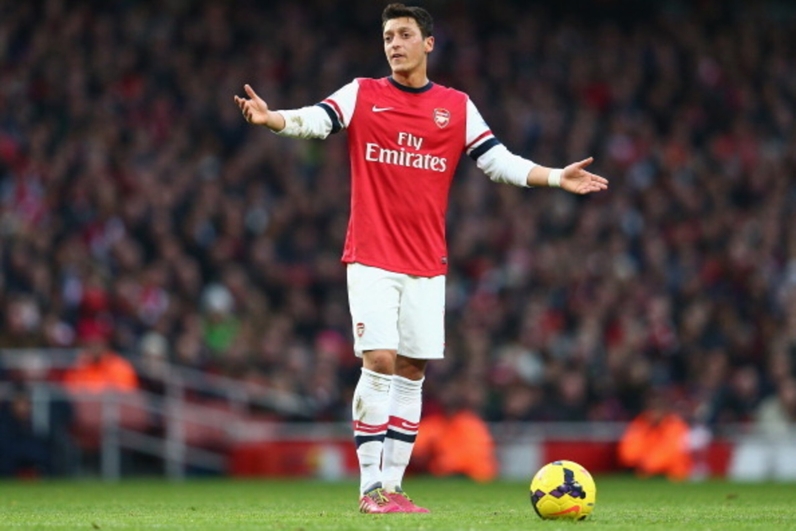 LONDON, ENGLAND - JANUARY 18:  Mesut Ozil of Arsenal in action during the Barclays Premier League match between Arsenal and Fulham at Emirates Stadium on January 18, 2014 in London, England.  (Photo by Clive Mason/Getty Images)
