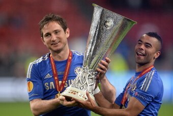AMSTERDAM, NETHERLANDS - MAY 15:  Frank Lampard and Ashley Cole of Chelsea pose with the trophy during the UEFA Europa League Final between SL Benfica and Chelsea FC at Amsterdam Arena on May 15, 2013 in Amsterdam, Netherlands.  (Photo by Michael Regan/Ge
