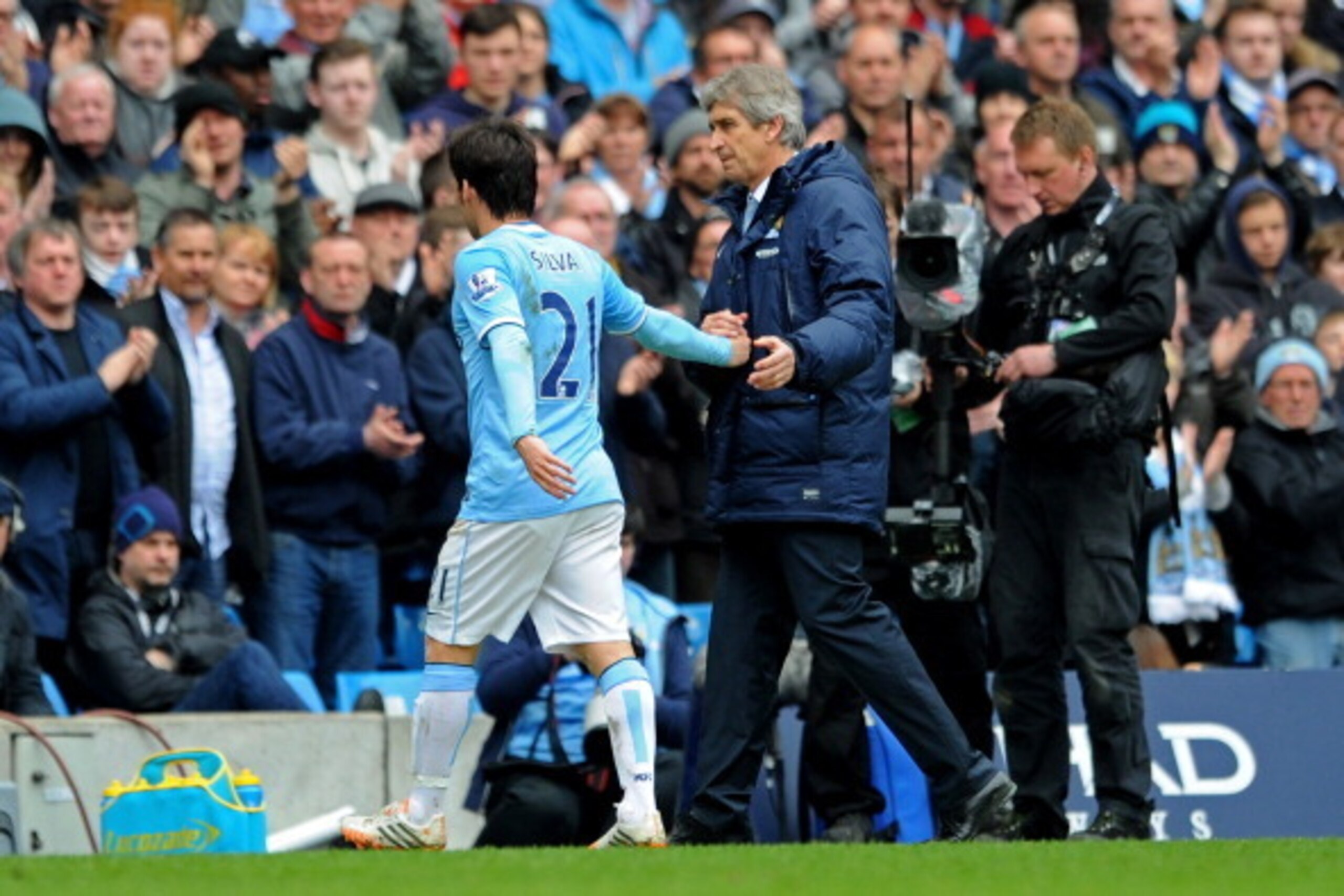 MANCHESTER, ENGLAND - APRIL 05:  David Silva of Manchester City shakes hands with Manuel Pellegini the Manchester City manager as he is substituted during the Barclays Premier League match between Manchester City and Southampton at Etihad Stadium on April