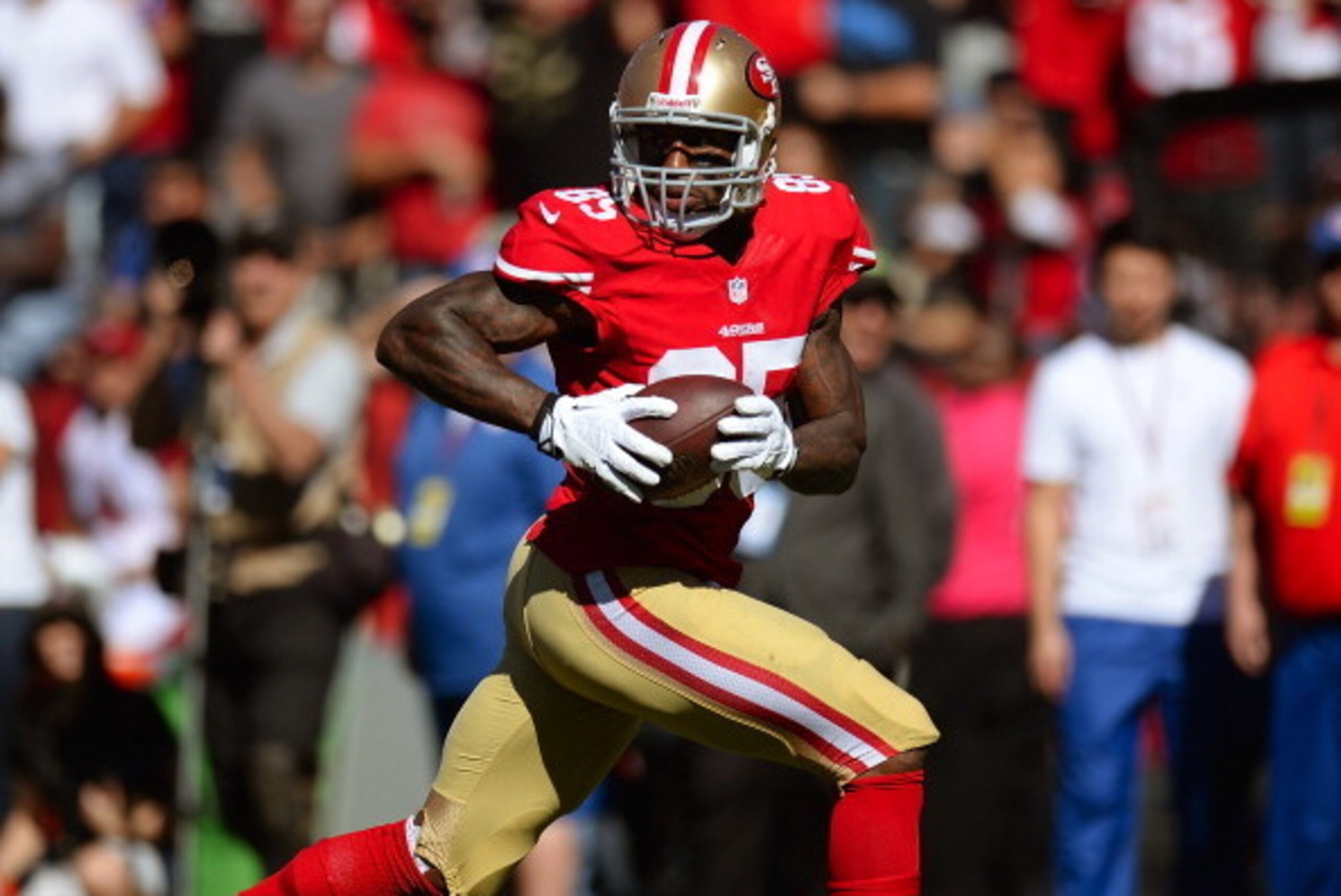 SAN FRANCISCO, CA - OCTOBER 13:  Vernon Davis #85 of the San Francisco 49ers scores on a sixty one yard touchdown pass play during the second quarter against the Arizona Cardinals at Candlestick Park on October 13, 2013 in San Francisco, California.  (Pho