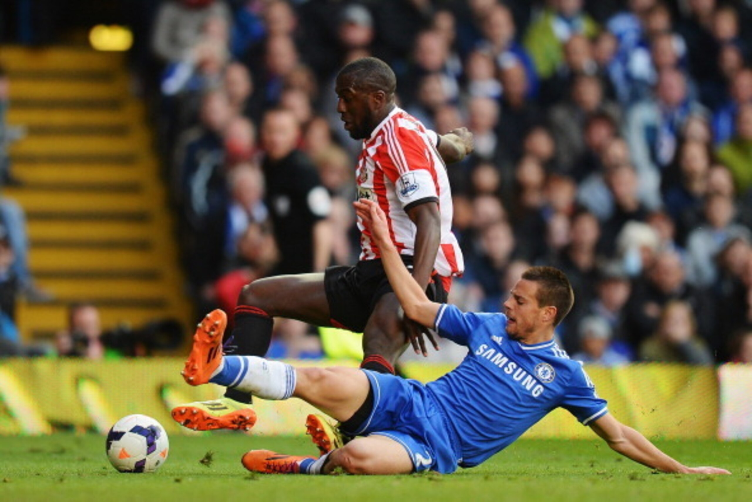 LONDON, ENGLAND - APRIL 19:  Cesar Azpilicueta (R) of Chelsea fouls Jozy Altidore (L) of Sunderland to concede a penalty during the Barclays Premier League match between Chelsea and Sunderland at Stamford Bridge on April 19, 2014 in London, England.  (Pho