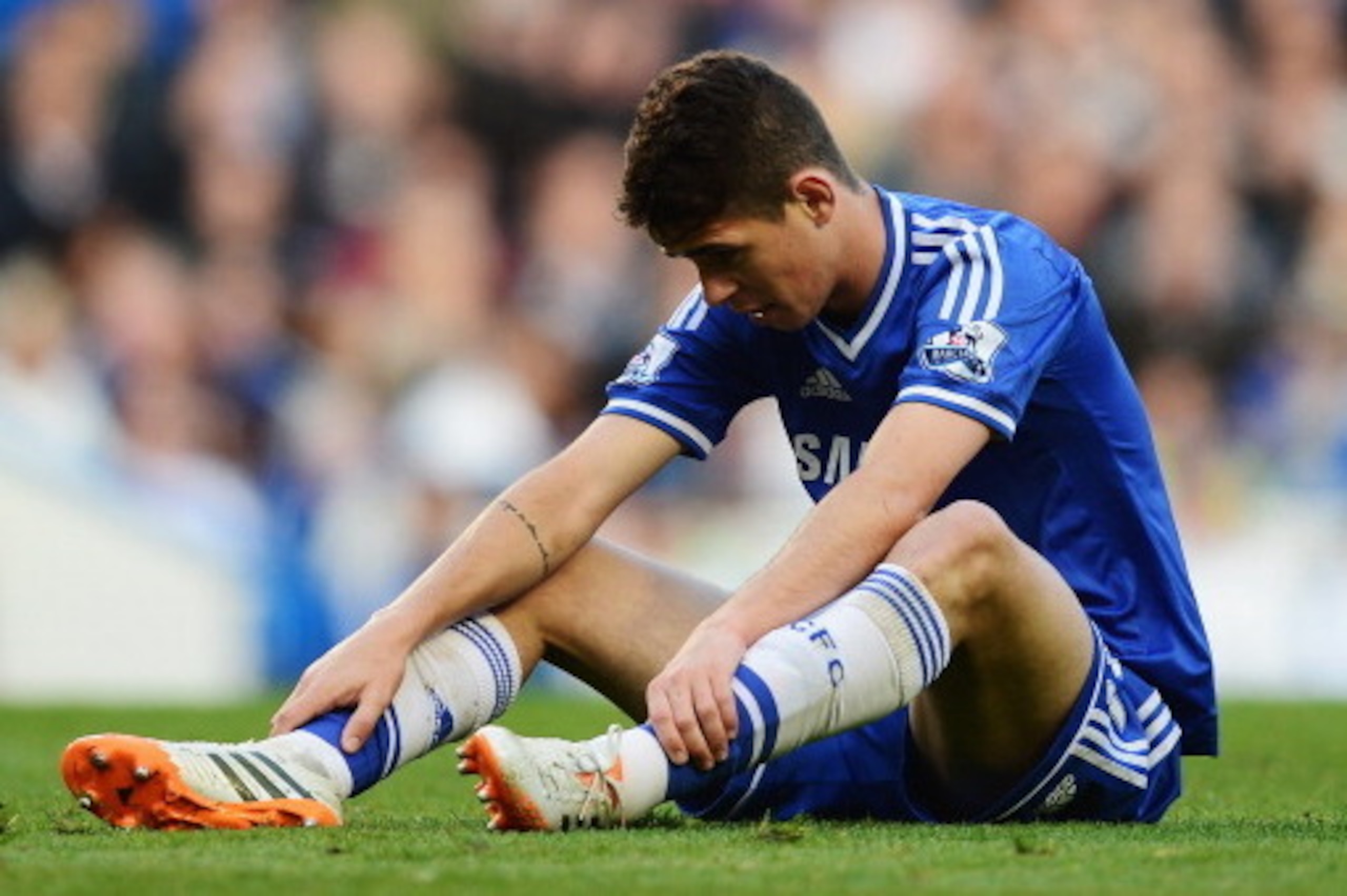 LONDON, ENGLAND - APRIL 19:  Oscar of Chelsea reacts to a missed chance during the Barclays Premier League match between Chelsea and Sunderland at Stamford Bridge on April 19, 2014 in London, England.  (Photo by Jamie McDonald/Getty Images)