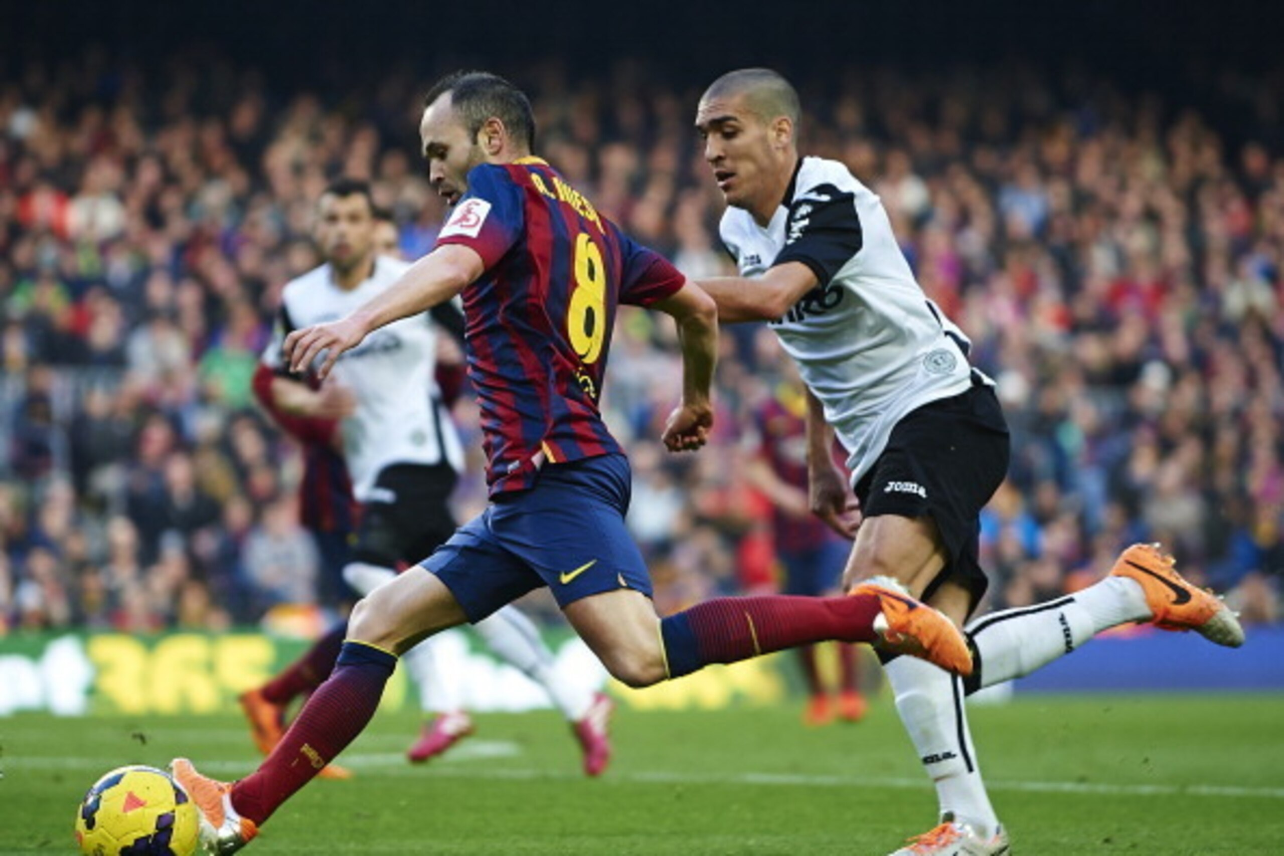 BARCELONA, SPAIN - FEBRUARY 01:  Andres Iniesta of FC Barcelona competes for the ball with Oriol Romeu (L) of Valencia CF during the La Liga match between FC Barcelona and Valencia CF at Camp Nou on February 1, 2014 in Barcelona, Spain.  (Photo by Manuel 