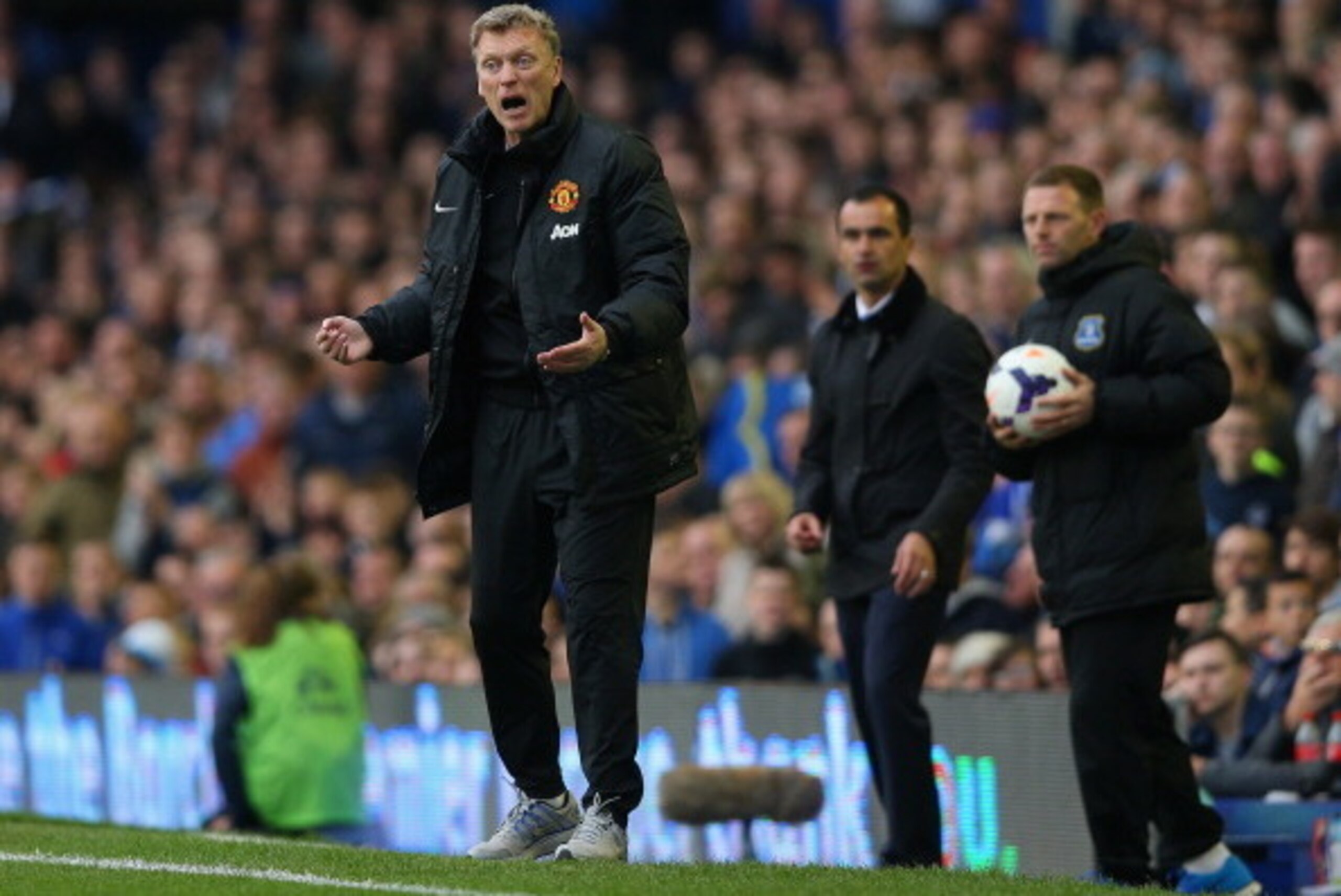 LIVERPOOL, ENGLAND - APRIL 20:  David Moyes manager of Manchester United gives instruction during the Barclays Premier League match between Everton and Manchester United at Goodison Park on April 20, 2014 in Liverpool, England.  (Photo by Clive Brunskill/