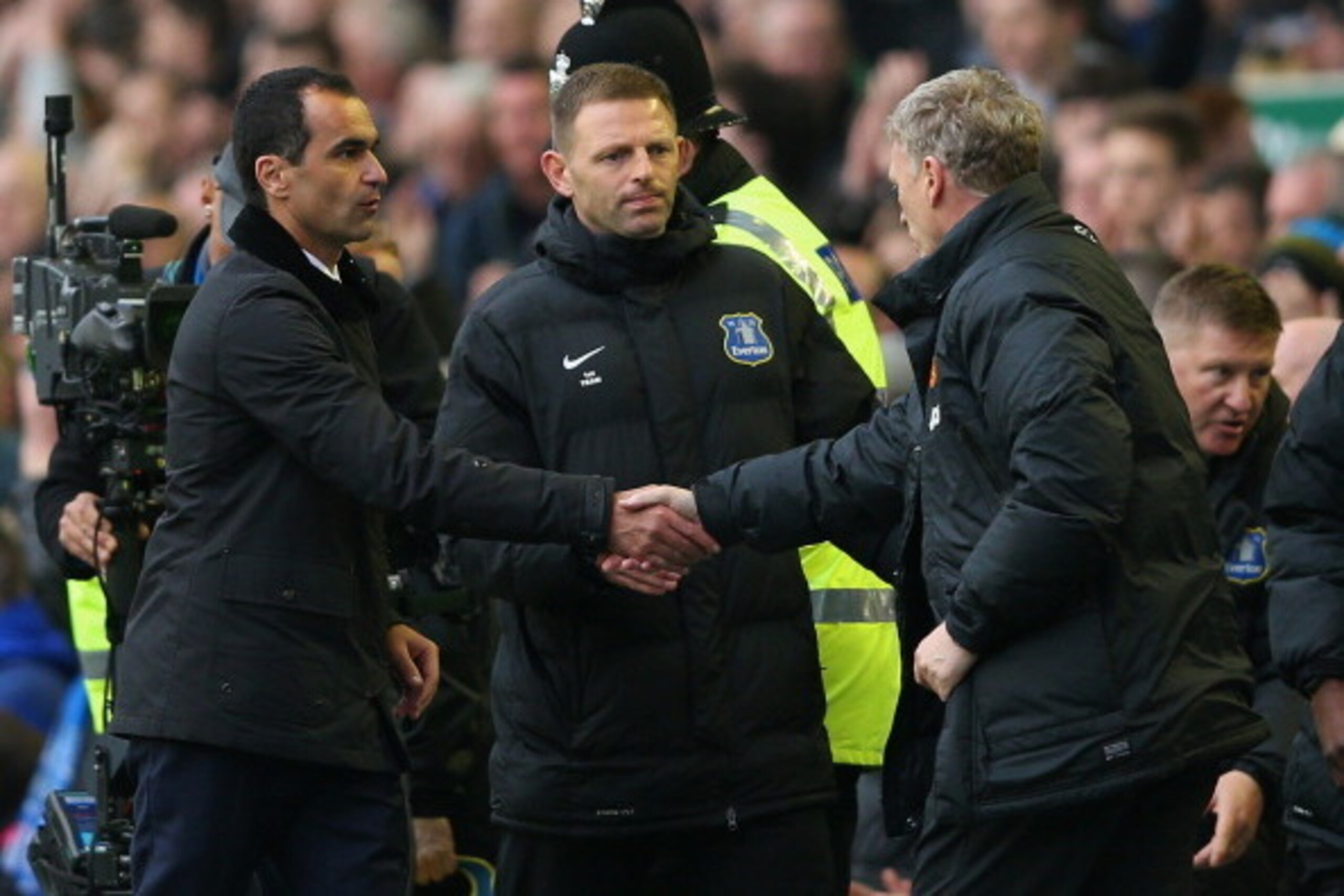 LIVERPOOL, ENGLAND - APRIL 20: Manager Roberto Martinez of Everton shakes hands with David Moyes manager of Manchester United at the final whistle  during the Barclays Premier League match between Everton and Manchester United at Goodison Park on April 20