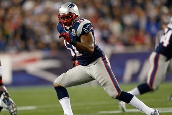 FOXBORO, MA - DECEMBER 10:  Jerod Mayo #51 of the New England Patriots defends against the Houston Texans at Gillette Stadium on December 10, 2012 in Foxboro, Massachusetts. (Photo by Jim Rogash/Getty Images)