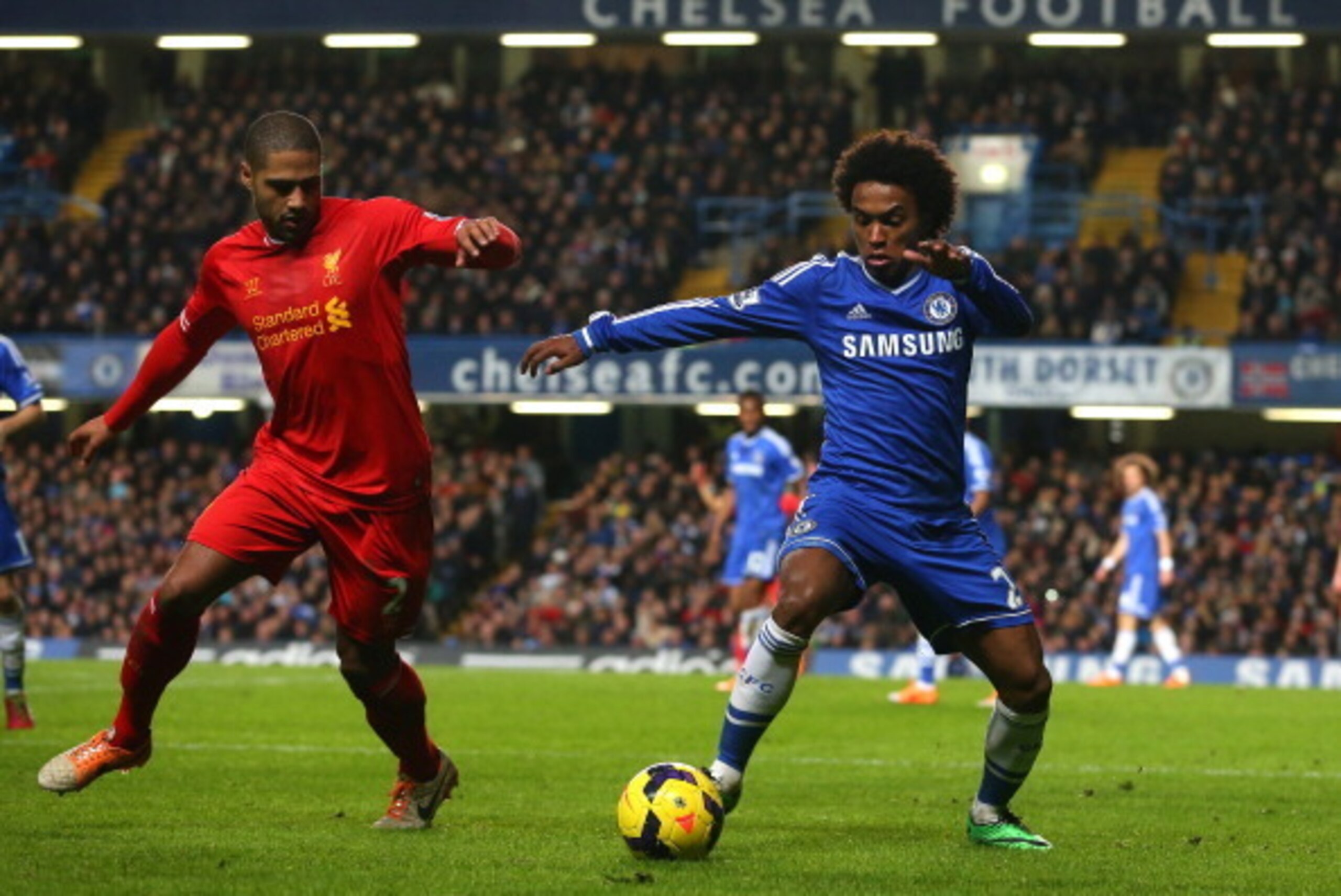 LONDON, ENGLAND - DECEMBER 29:  Willian of Chelsea is challenged by Glen Johnson of Liverpool during the Barclays Premier League match between Chelsea and Liverpool at Stamford Bridge on December 29, 2013 in London, England.  (Photo by Julian Finney/Getty