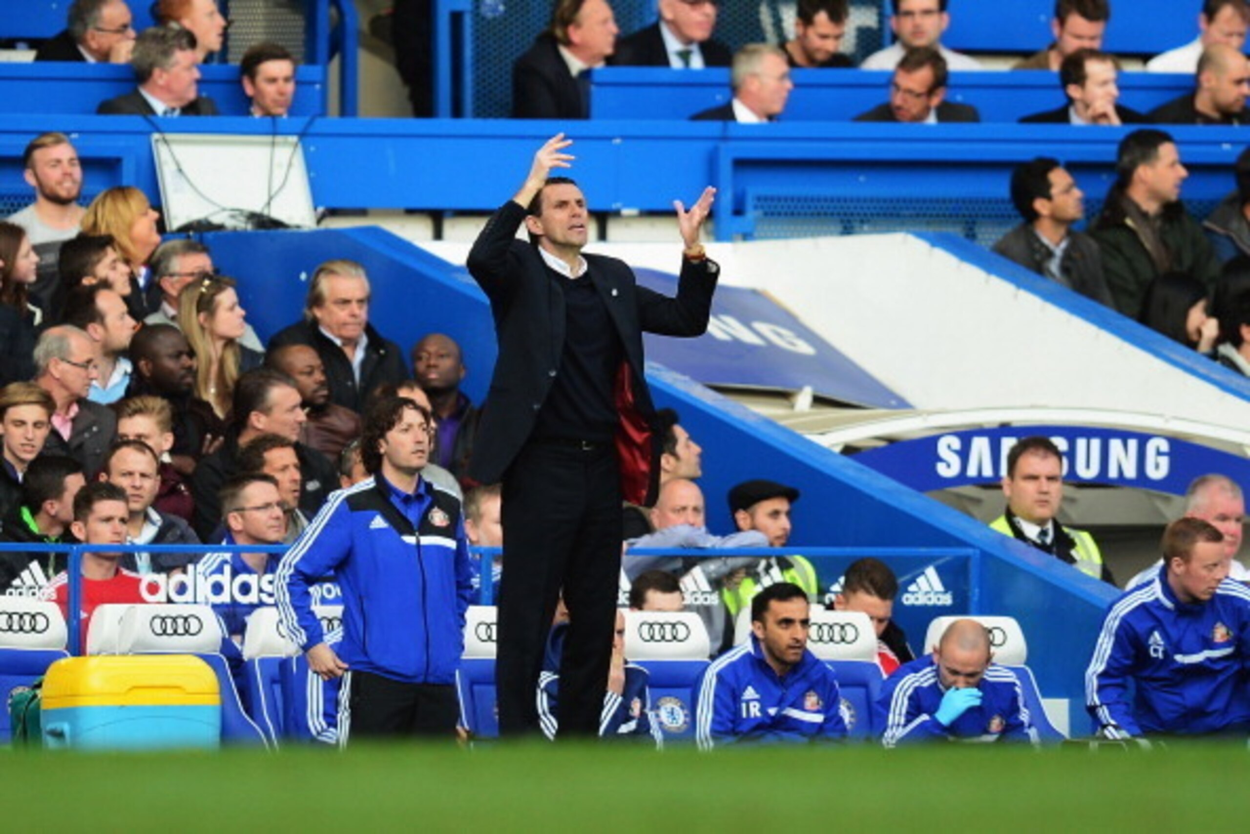 LONDON, ENGLAND - APRIL 19:  Sunderland manager Gus Poyet shouts from the touchline during the Barclays Premier League match between Chelsea and Sunderland at Stamford Bridge on April 19, 2014 in London, England.  (Photo by Jamie McDonald/Getty Images)