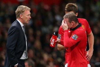 MANCHESTER, ENGLAND - AUGUST 26:  Manchester United Manager David Moyes speaks to Wayne Rooney during the Barclays Premier League match between Manchester United and Chelsea at Old Trafford on August 26, 2013 in Manchester, England.  (Photo by Alex Livese
