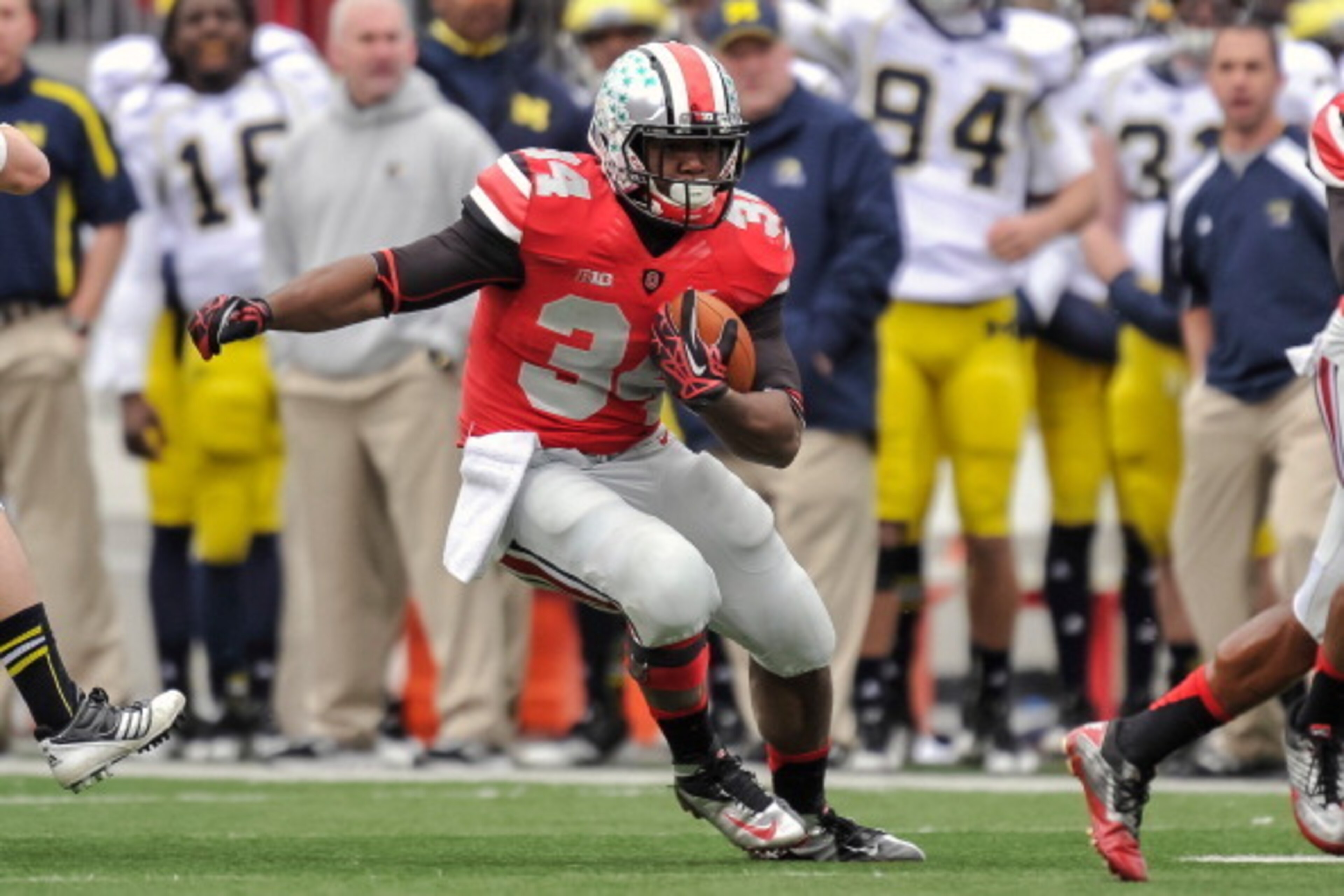 COLUMBUS, OH - NOVEMBER 24: Carlos Hyde #34 of the Ohio State Buckeyes runs with the ball against the Michigan Wolverines at Ohio Stadium on November 24, 2012 in Columbus, Ohio. (Photo by Jamie Sabau/Getty Images)
